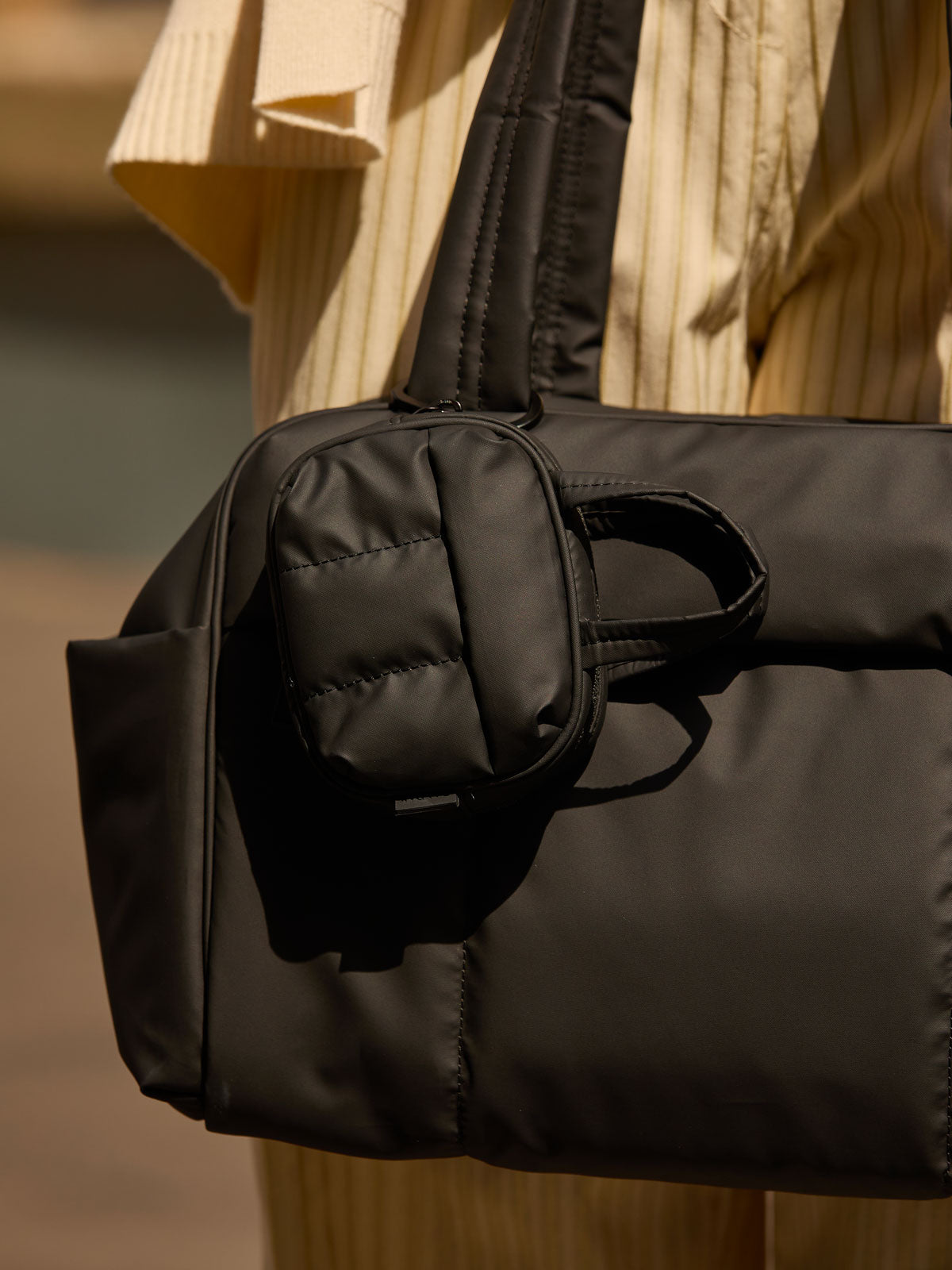 ALK2501_LUKA-DUFFEL-KEY-POUCH_MATTE-ABLACK_LIFESTYLE.jpg