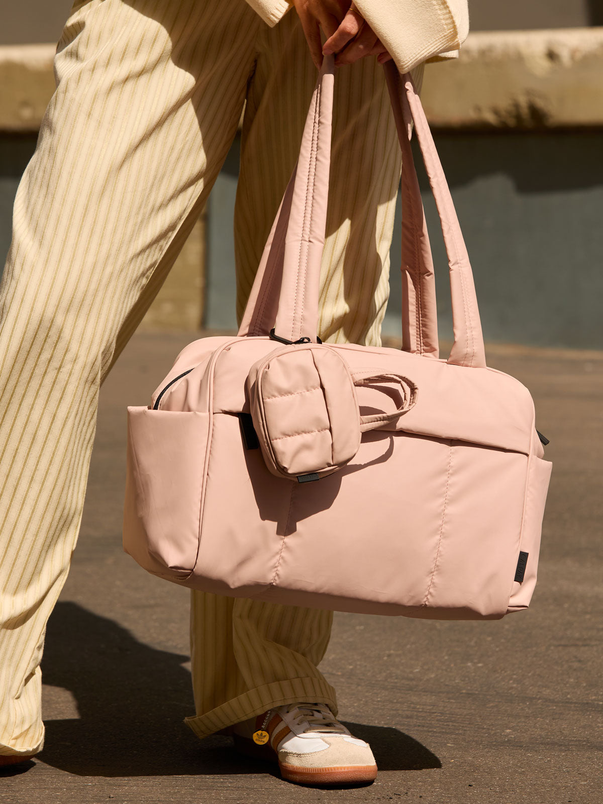 ALK2501_LUKA-DUFFEL-KEY-POUCH_ROSE-QUARTZ_LIFESTYLE.jpg