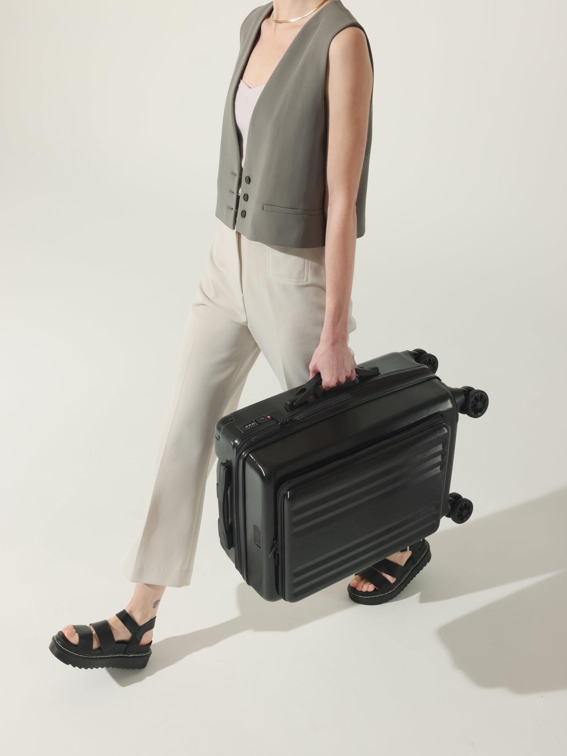 AMBUER-FRONT-POCKET-CARRY-ON_BLACK-LIFESTYLE2_ead5be13-5d12-4497-8745-5084d87a5e01.jpg