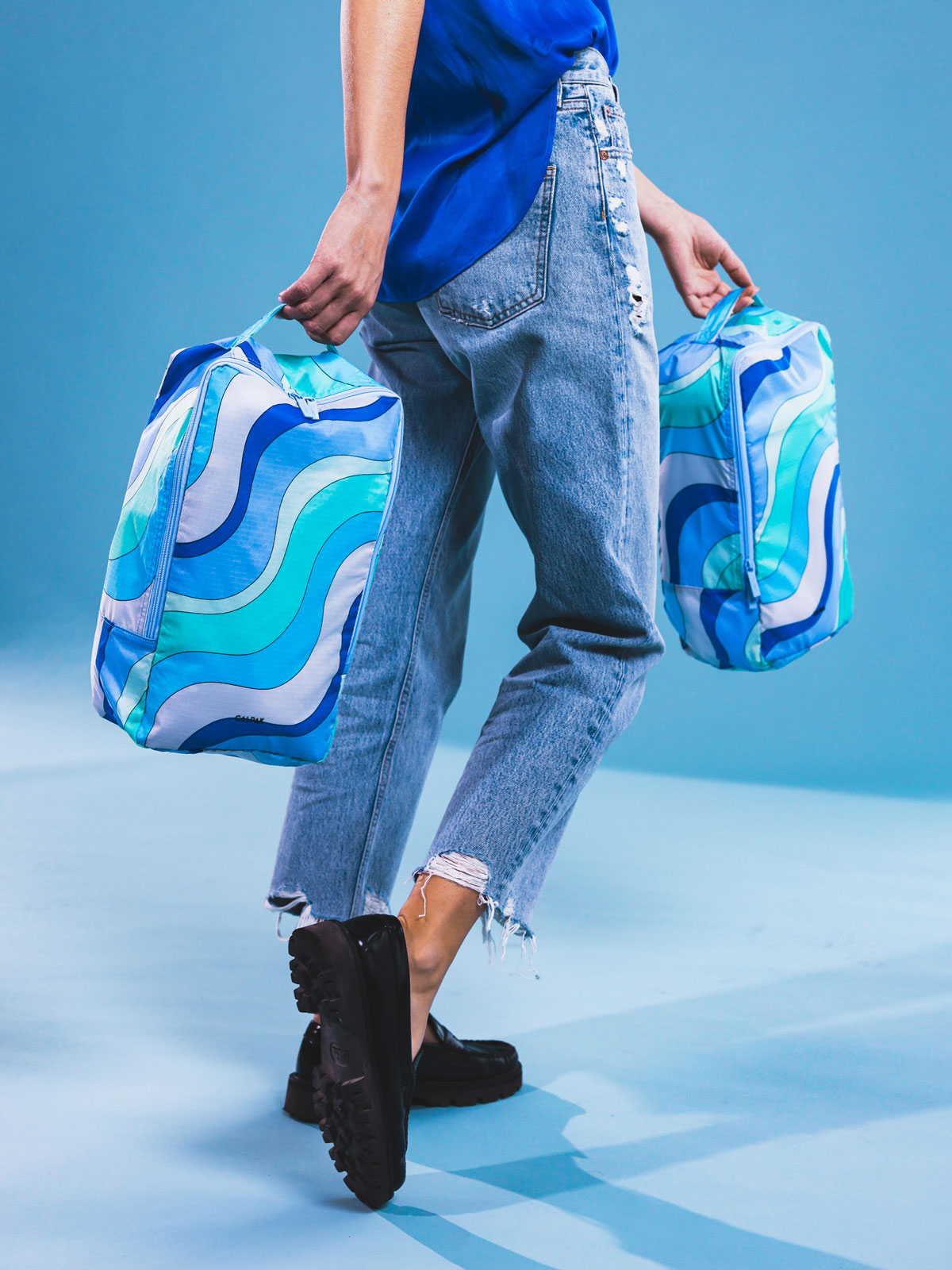 COMPAKT-SHOE-BAG-GROOVY-BLUE-LIFESTYLE1_2b672d74-8f6b-477f-b582-e4e88cd79861.jpg