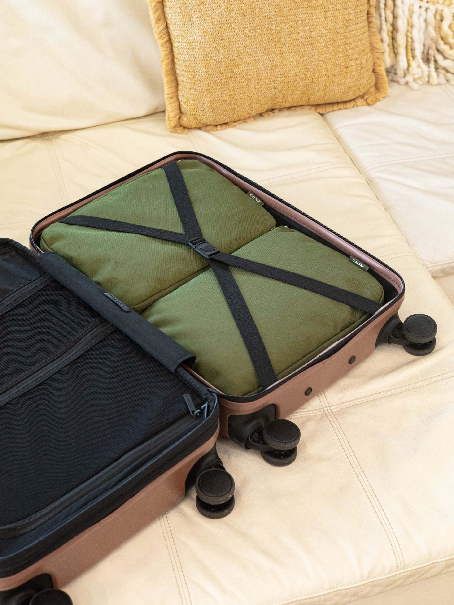 COMPRESSION-PACKING-CUBES-MOSS-LIFESTYLE1_b0867d24-1b12-4005-88e8-ccfce35b9c9a.jpg