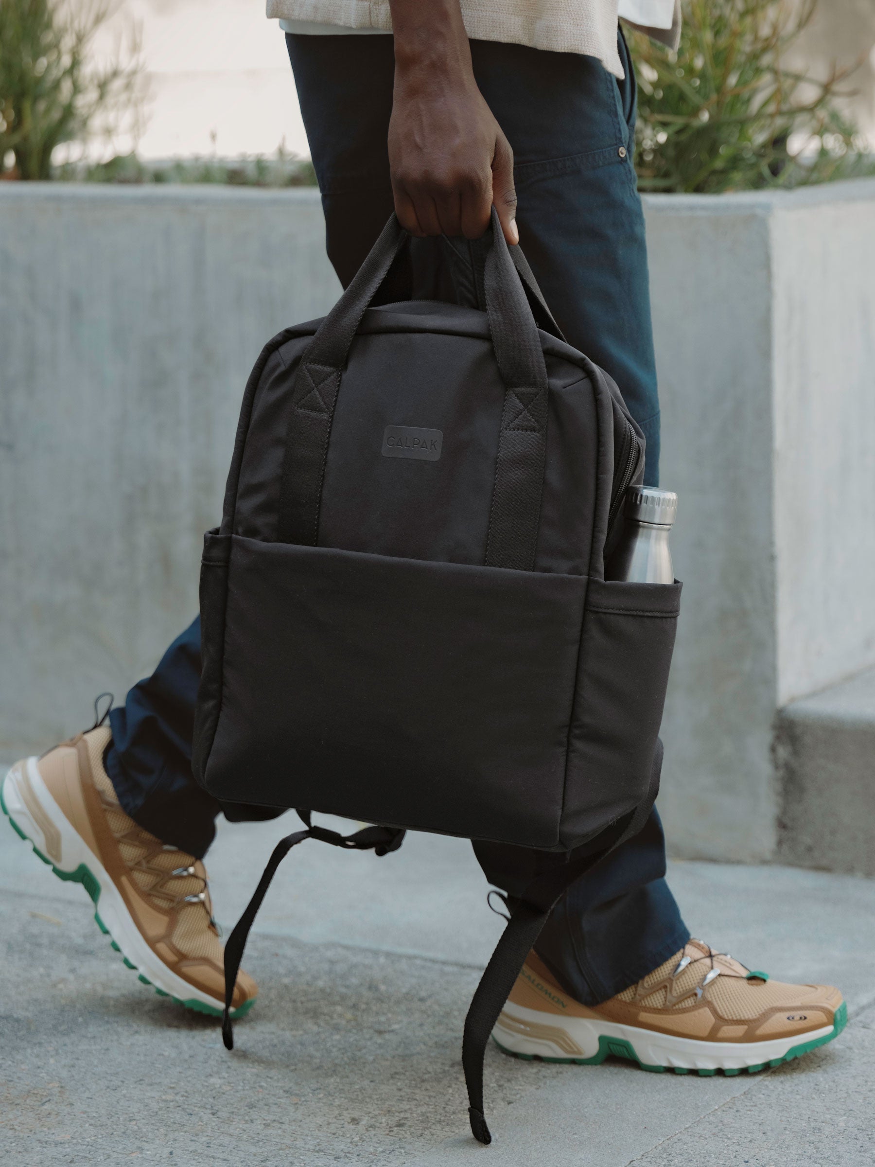 CONNECT-LAPTOP-BACKPACK-BLACK-LIFESTYLE1_edf59a95-021d-4118-9d66-46d49dc6da01.jpg