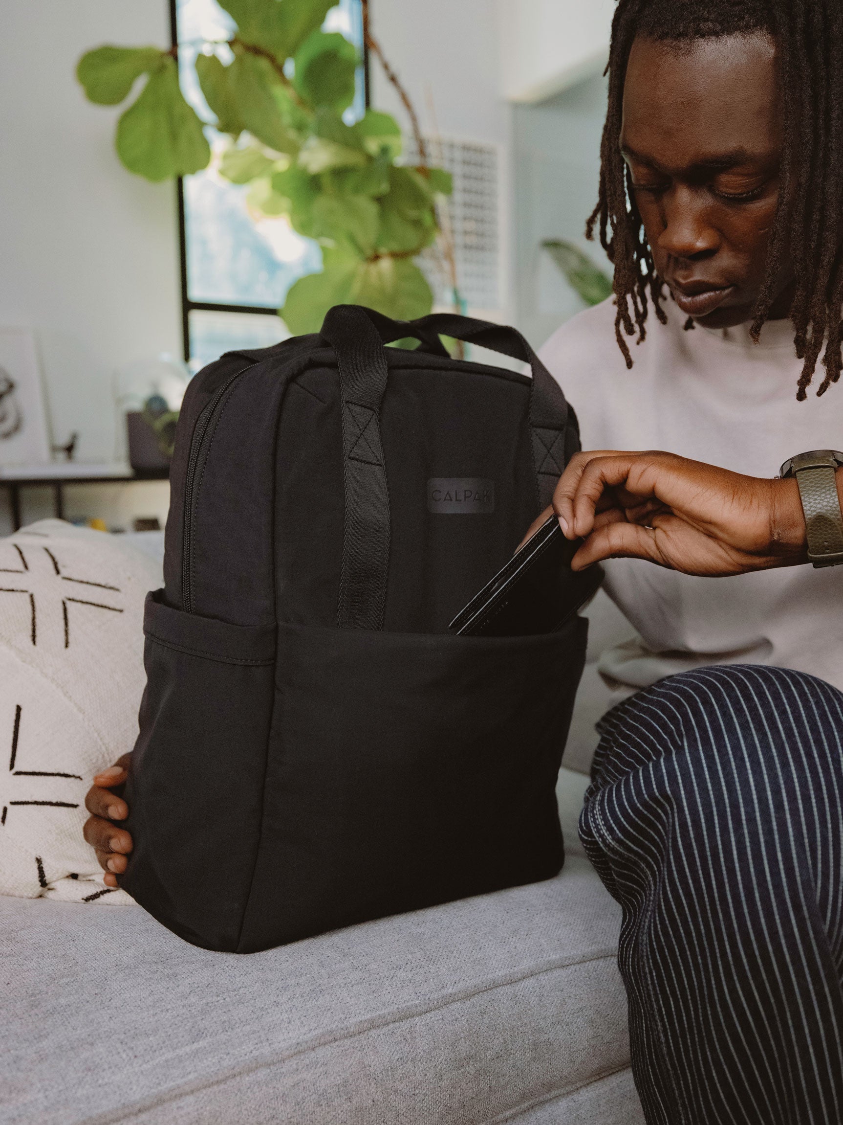 CONNECT-LAPTOP-BACKPACK-BLACK-LIFESTYLE2.jpg