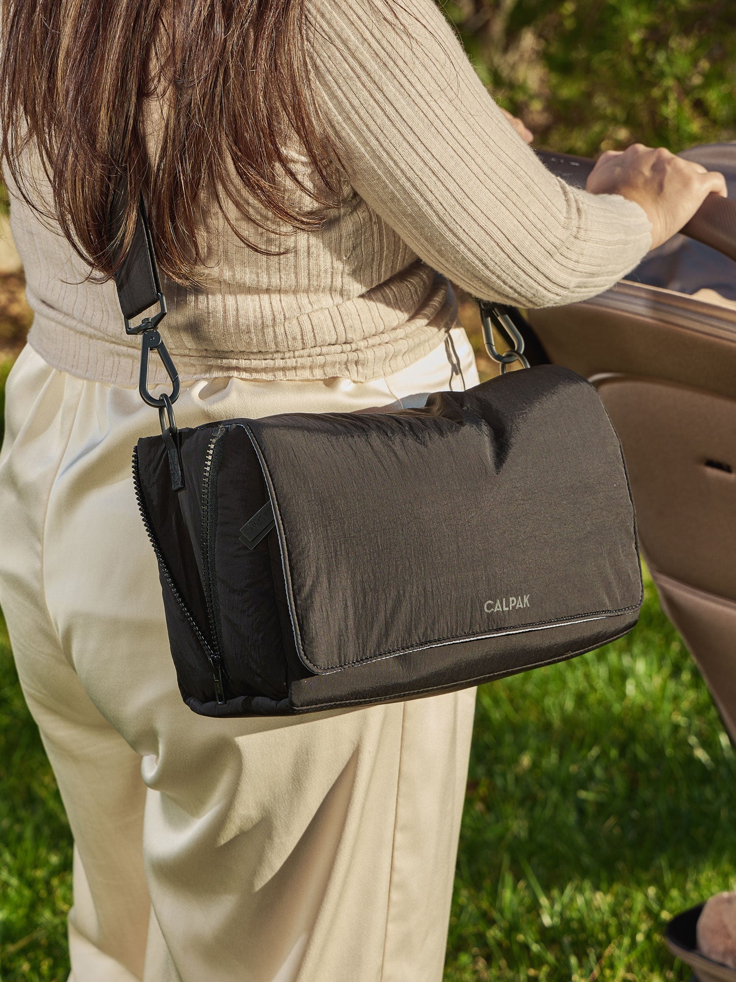CONVERTIBLE-STROLLER-CADDY-CROSSBODY-BLACK-LIFESTYLE1_9645c08d-ded3-475e-a2db-dc3cdd23c4e1.jpg