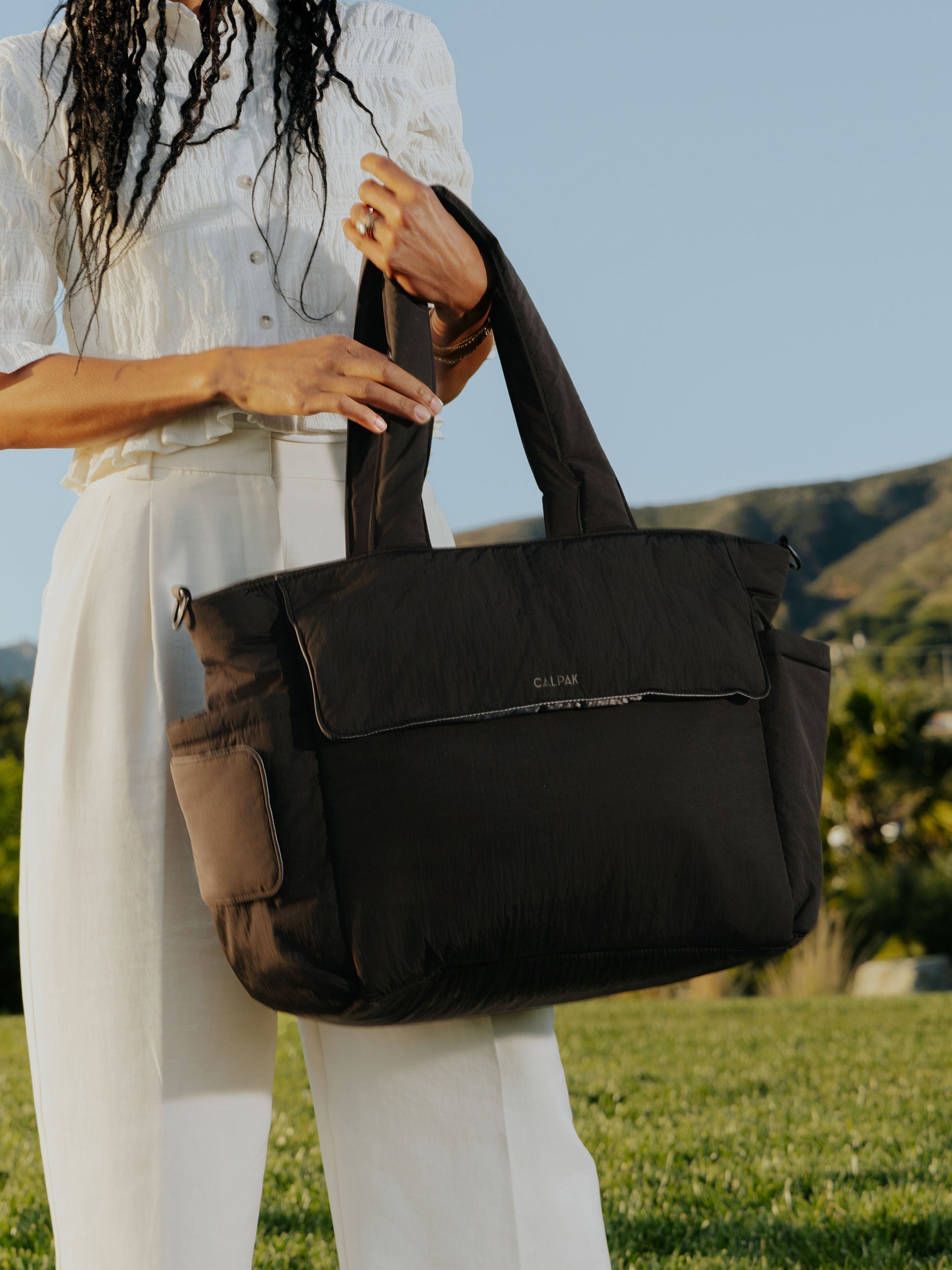 DIAPER-TOTE-BAG-WITH-LAPTOP-SLEEVE-BLACK-LIFESTYLE1_17075cd6-6e38-436f-aee2-418bba548304.jpg