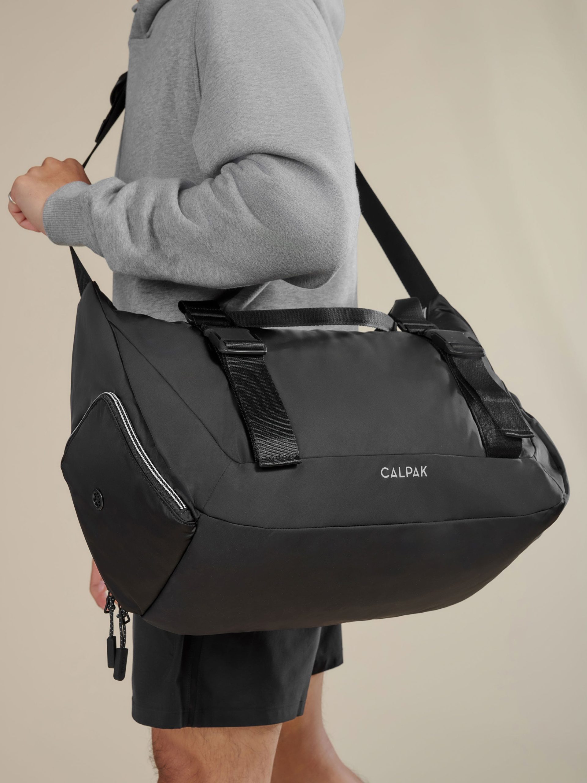 FIT-GYM-BAG-BLACK-LIFESTYLE1_192acdd4-4611-47c1-b035-8d75d6a4f188.jpg