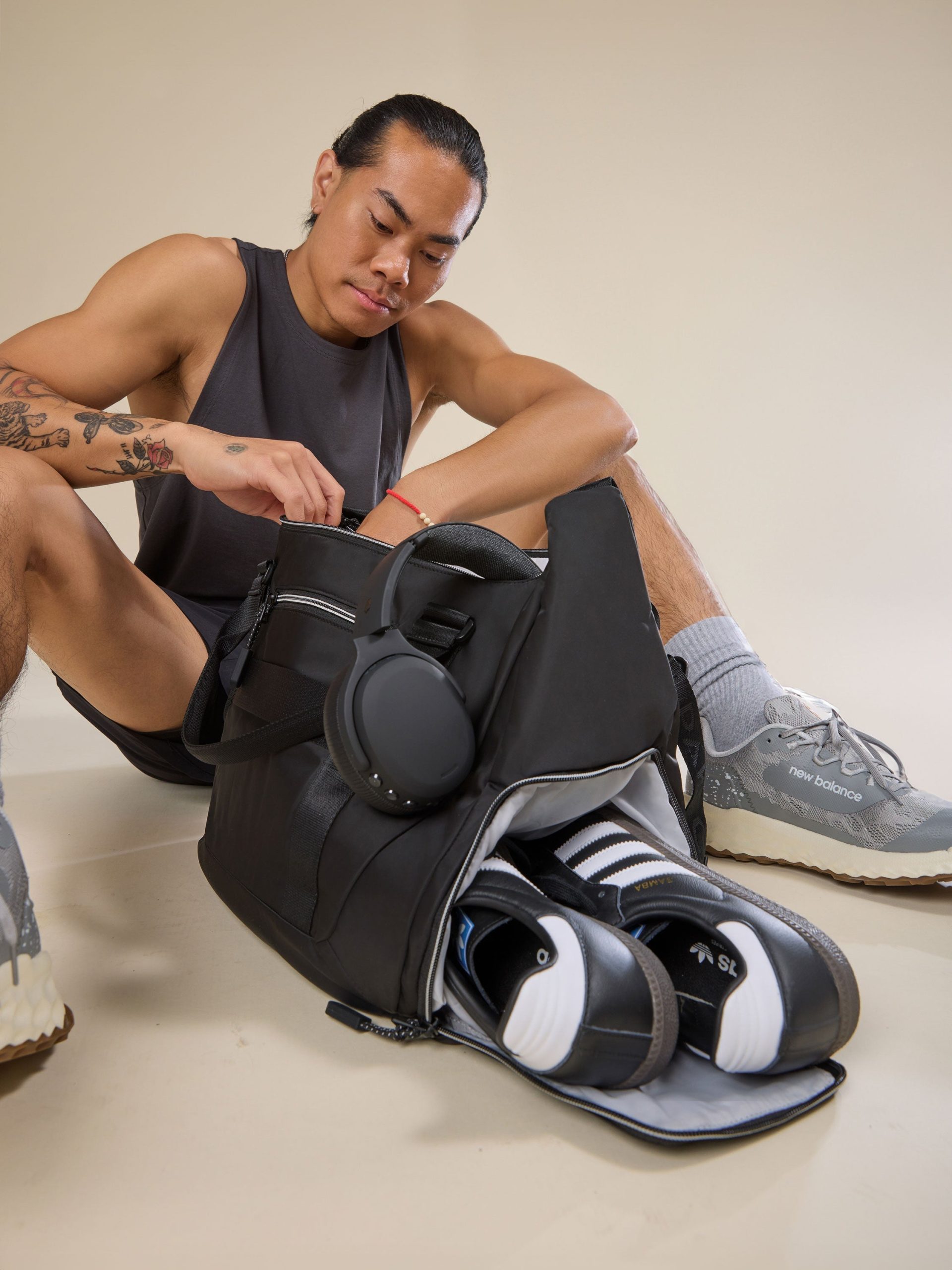 FIT-GYM-BAG-BLACK-LIFESTYLE2_95c7efff-2b05-4e21-826c-adc63208a59a.jpg
