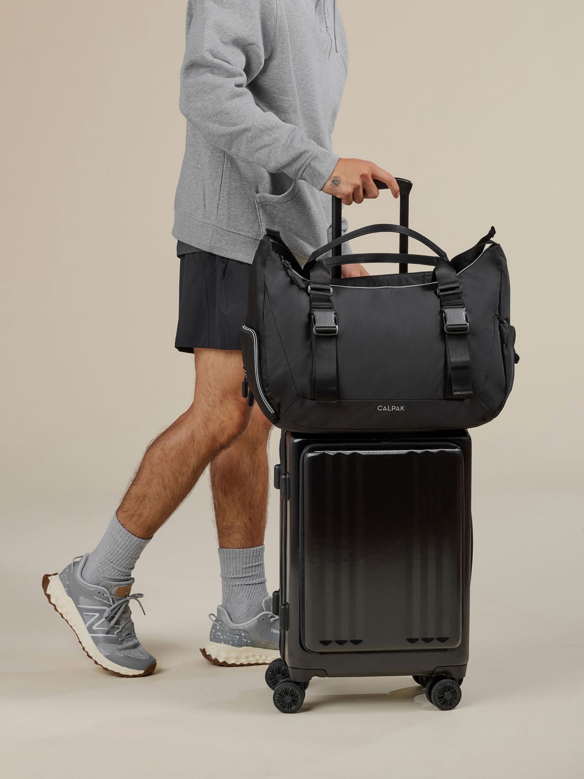 FIT-GYM-BAG-BLACK-LIFESTYLE4_42efdaa7-2d6b-4c12-97d6-22de3d3d9536.jpg