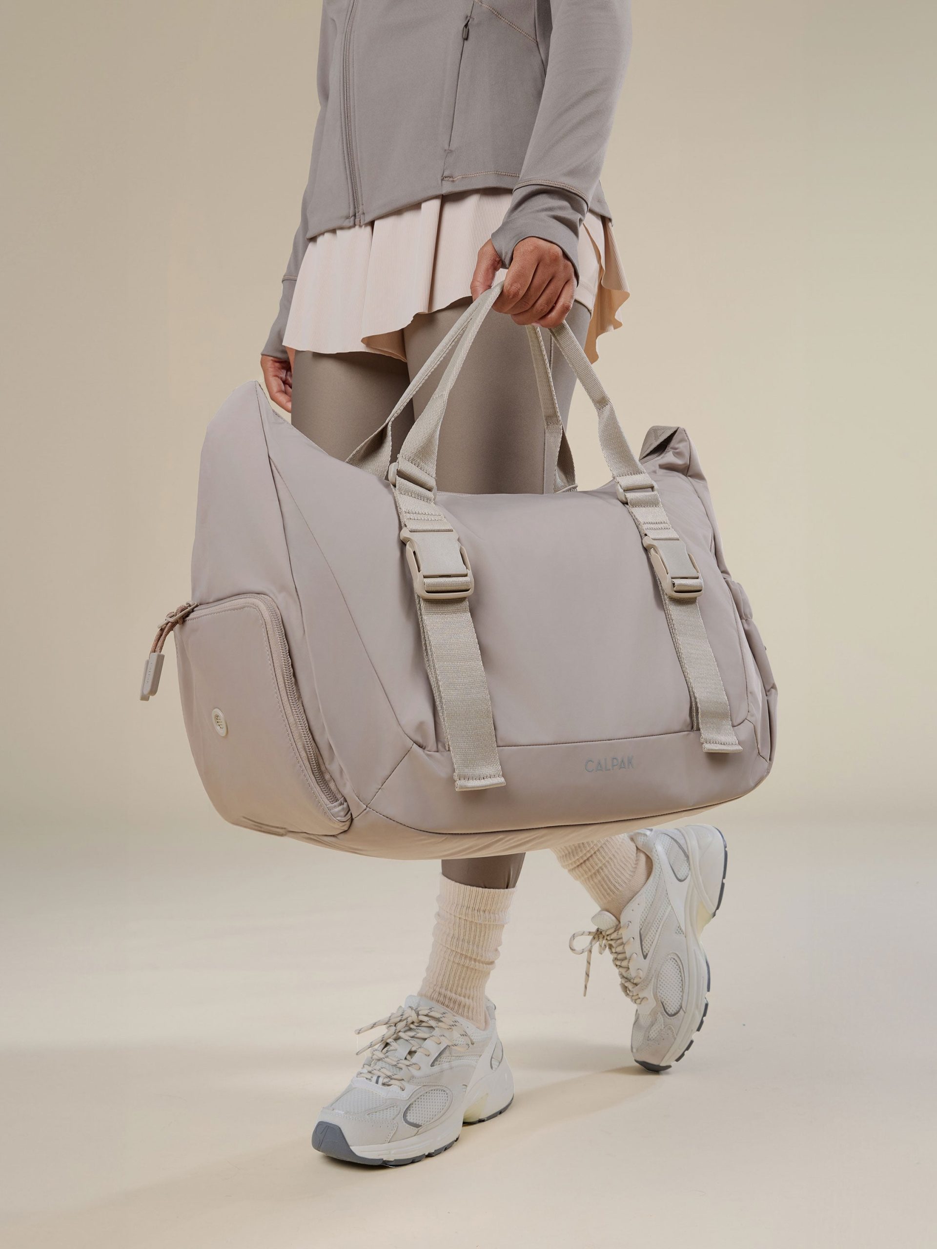 FIT-GYM-BAG-GREIGE-LIFESTYLE1_07ae36ea-734d-497b-a709-9b50ae945fde.jpg