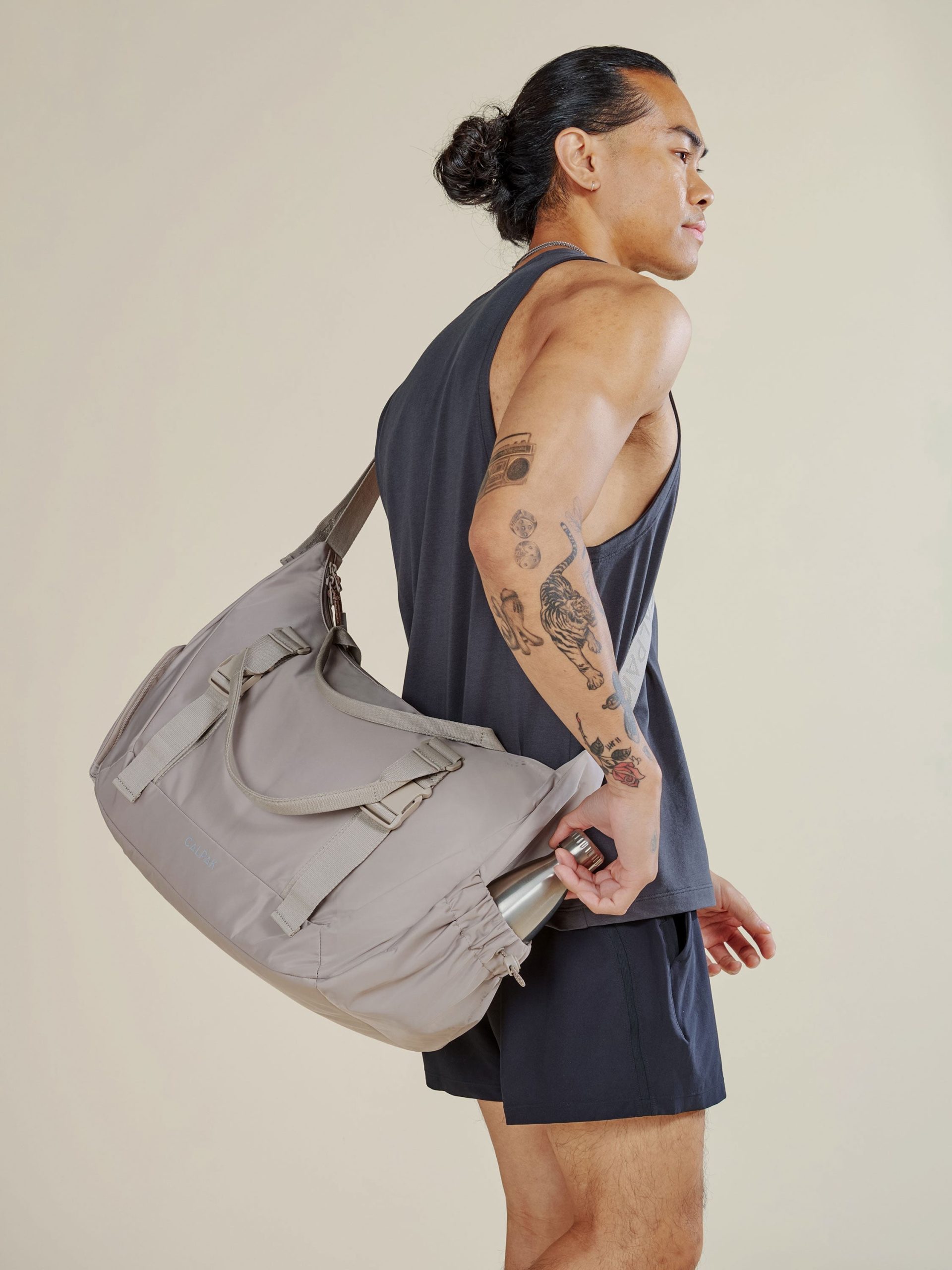 FIT-GYM-BAG-GREIGE-LIFESTYLE2_c29ba3ff-1380-4528-84c9-9a3bd8333a80.jpg