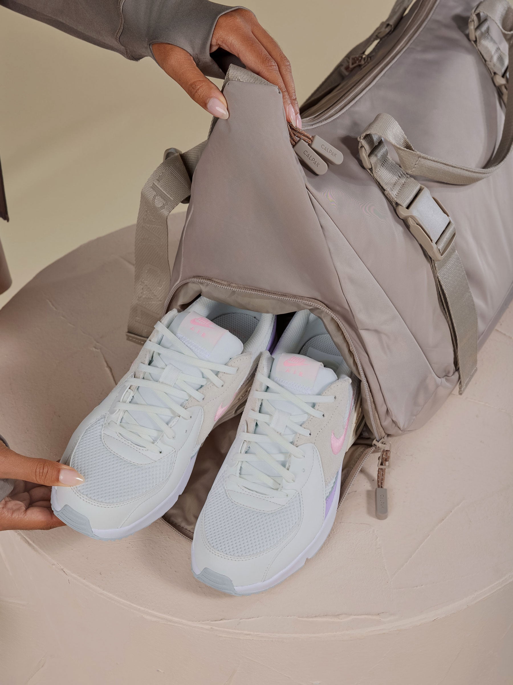FIT-GYM-BAG-GREIGE-LIFESTYLE3_38a6be98-0555-4c8d-8d11-2f11d94c28e3.jpg