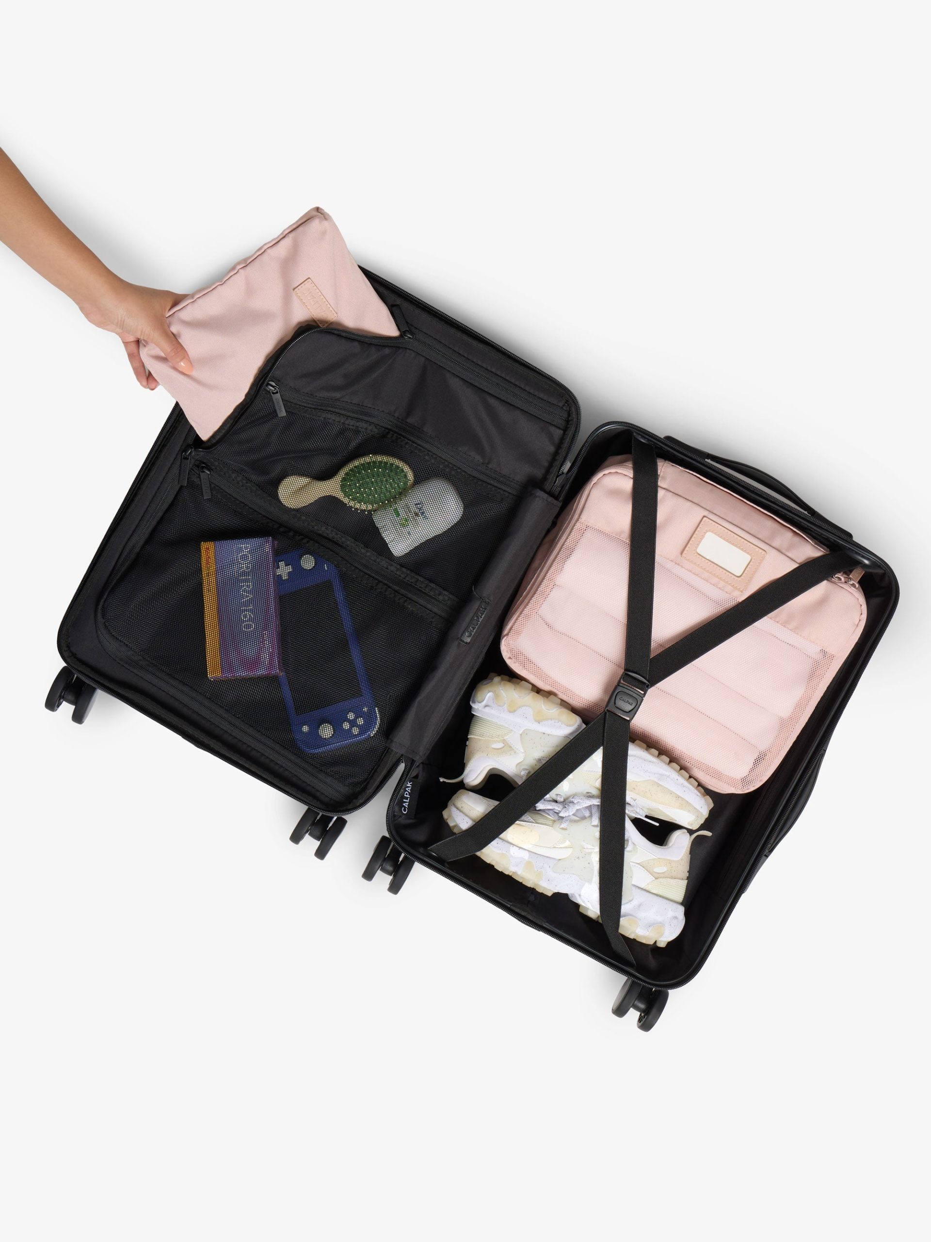 HUE-FP-CARRY-ON-LUGGAGE-INTERIOR-BLACK-LIFESTYLE3.jpg