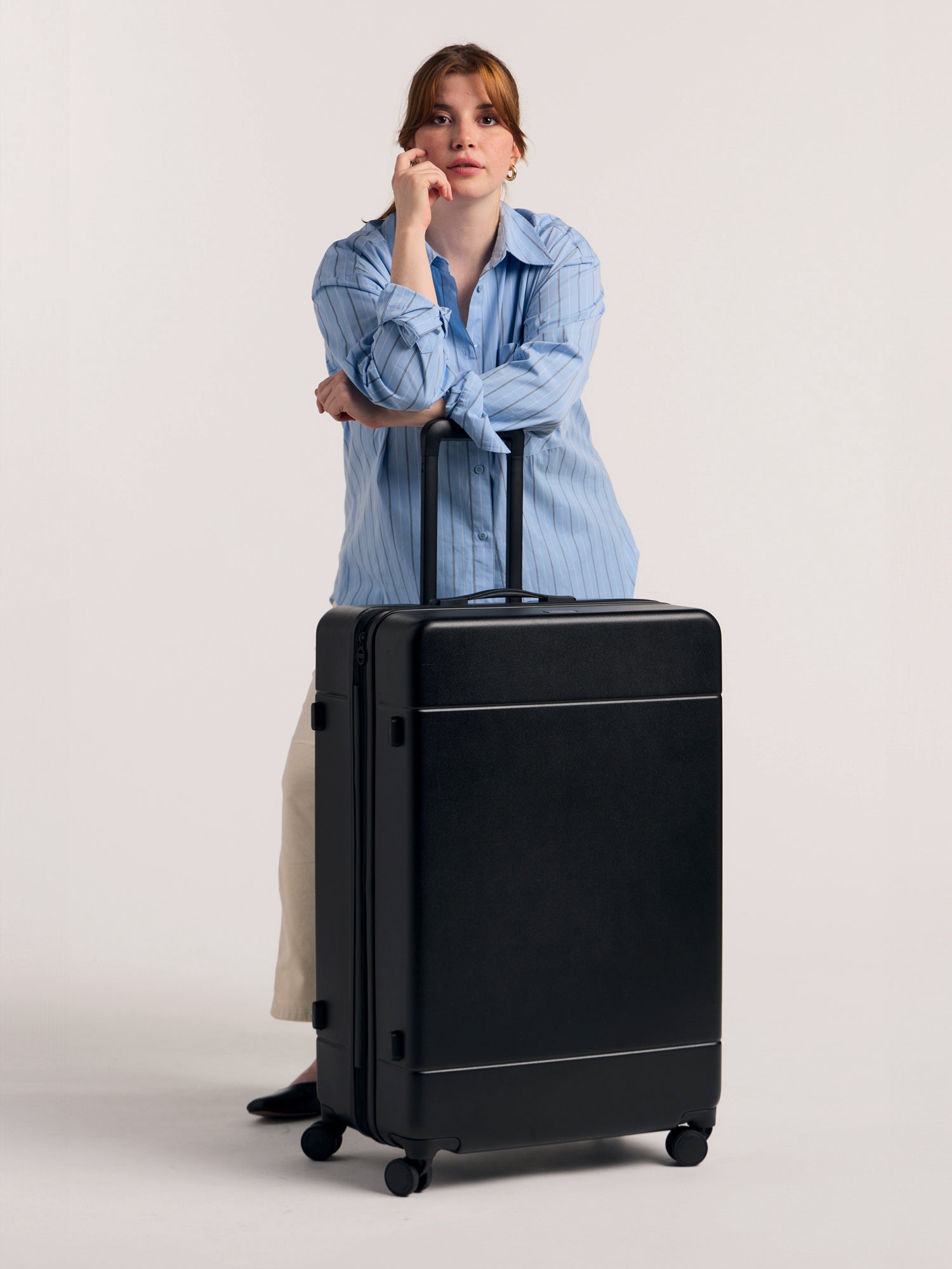 HUE-LARGE-LUGGAGE-BLACK-LIFESTYLE1_5a664dc5-cde9-48b9-aae9-9d95f7ffc7a8.jpg