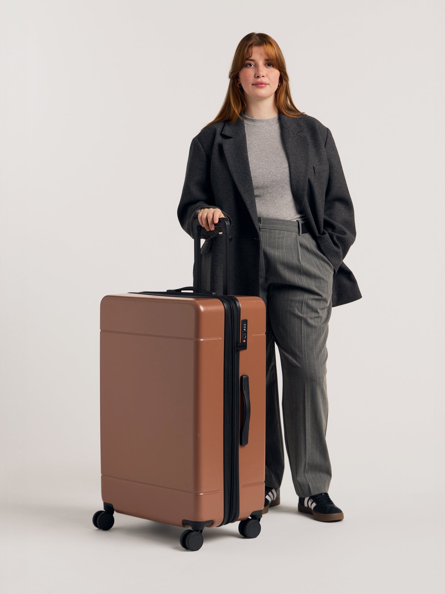 HUE-LARGE-LUGGAGE-HAZEL-LIFESTYLE1_012928e3-ff7d-4fb2-8633-5795901f23a1.jpg