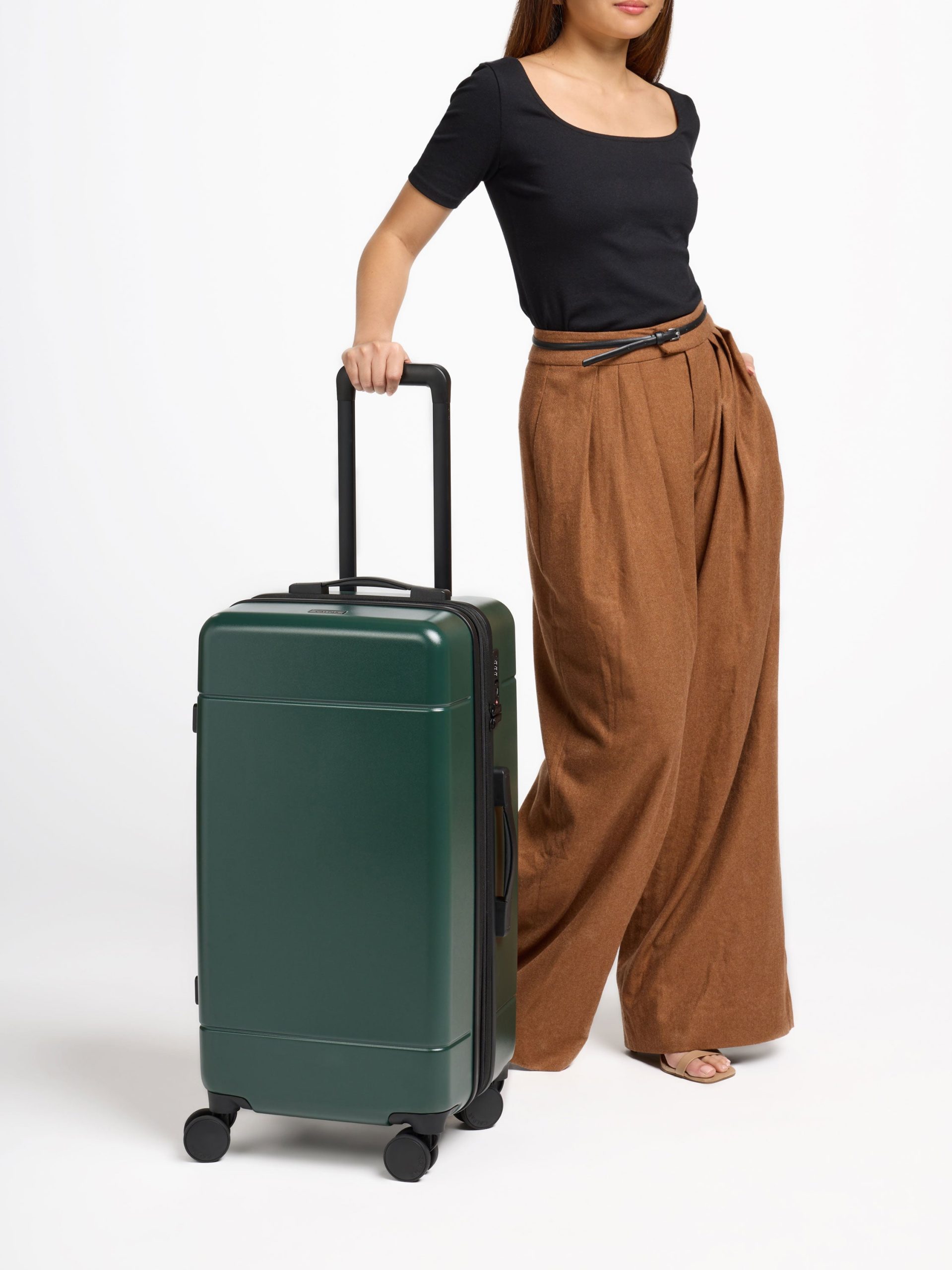 HUE-MEDIUM-TRUNK-LUGGAGE-EMERALD-LIFESTYLE1_096366e5-5797-46fa-82cd-d156e4777b51.jpg