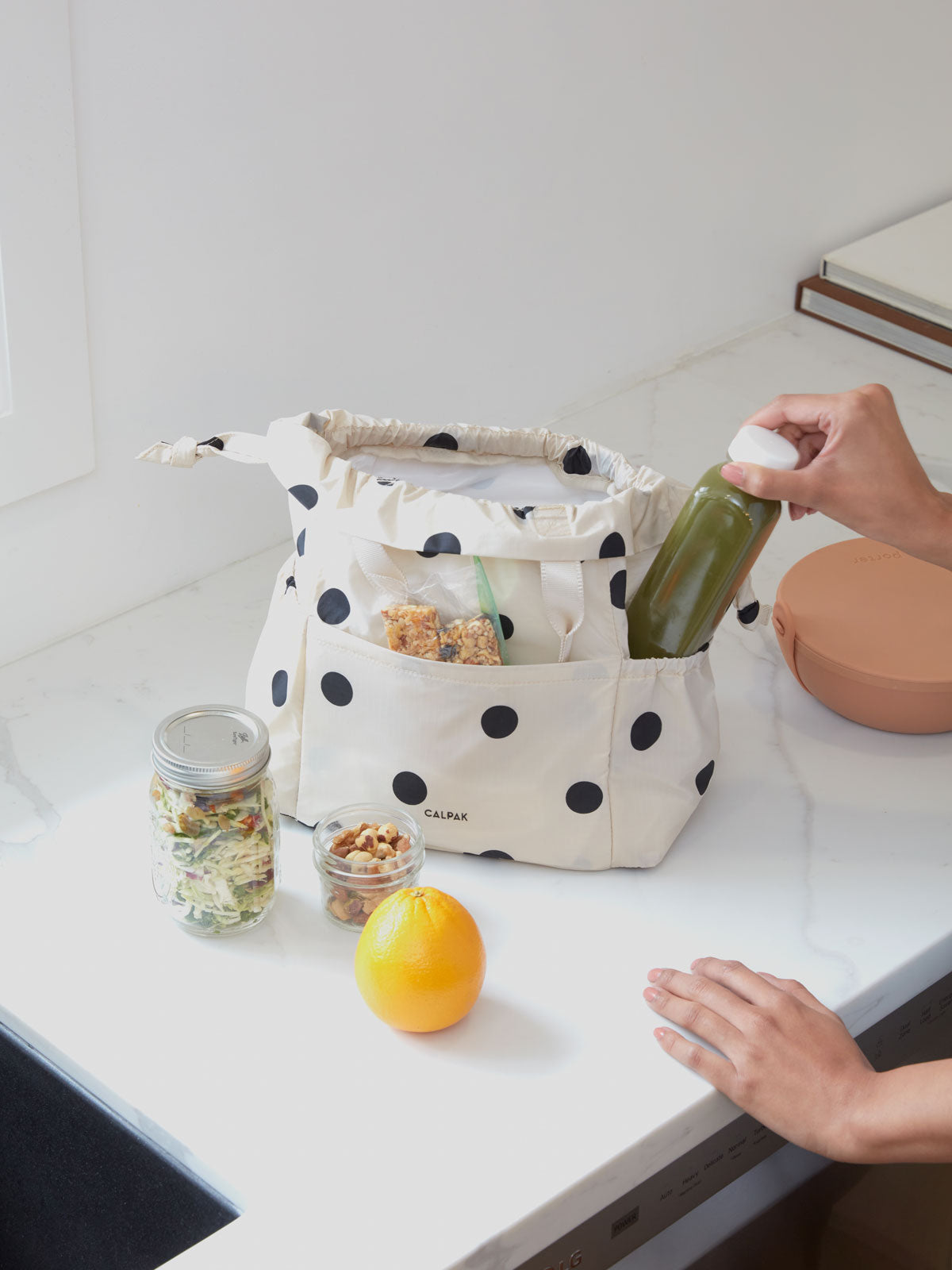 INSULATED-LUNCH-BAG-POLKA-DOT-LIFESTYLE-1_30c6470b-6195-4d37-9bd2-1d6b0a732f45.jpg