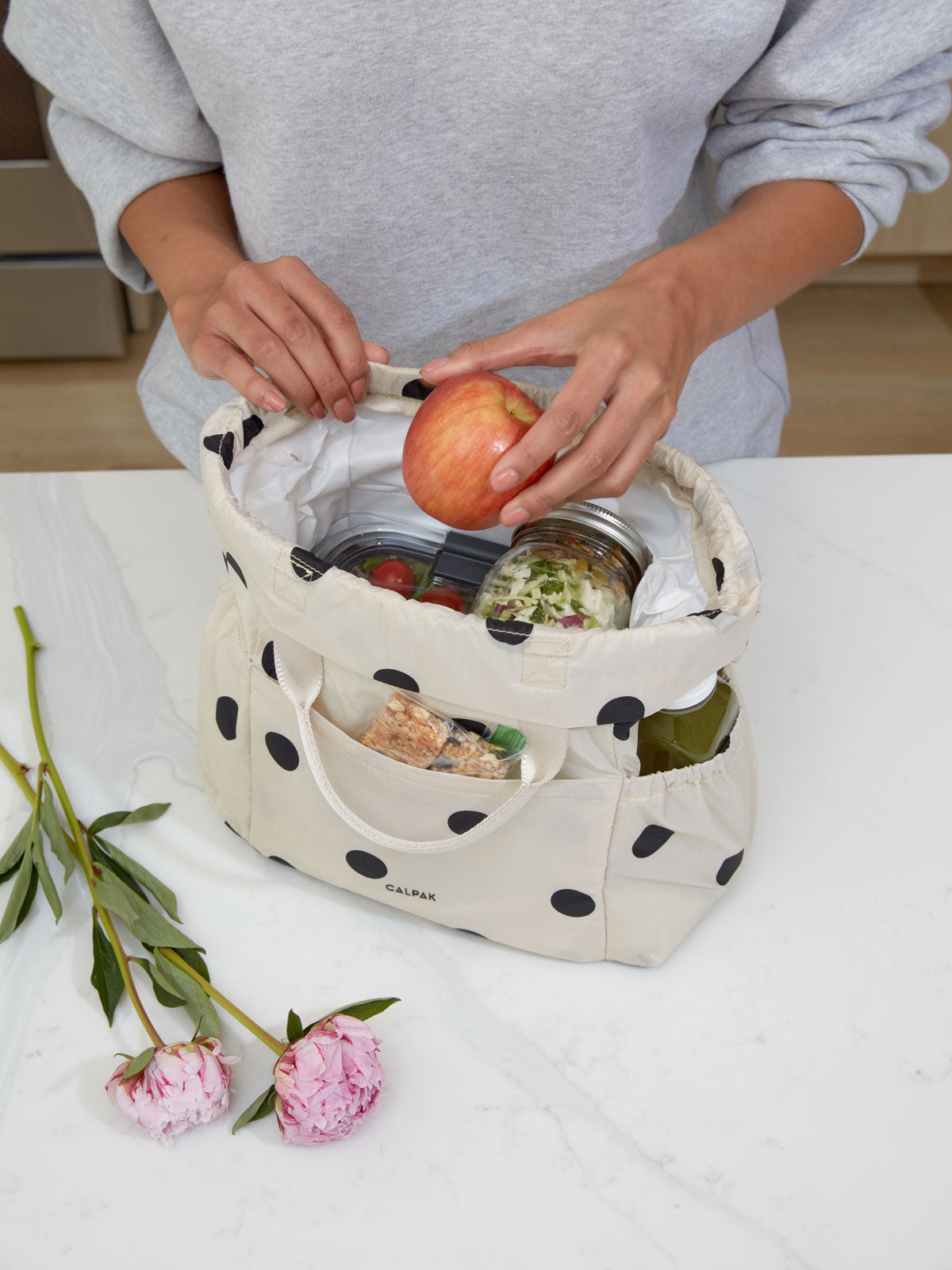 INSULATED-LUNCH-BAG-POLKA-DOT-LIFESTYLE-3_f2fb092f-83a5-4872-aece-585232785278.jpg