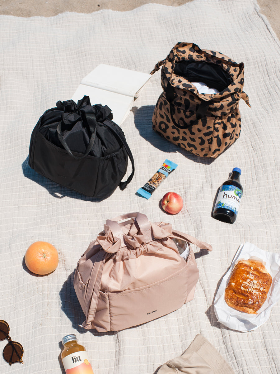 INSULATED_LUNCH_BAG_LIFESTYLE_BEACH1_1_2e538af2-ce9a-4388-b94d-7b7276010a17.jpg