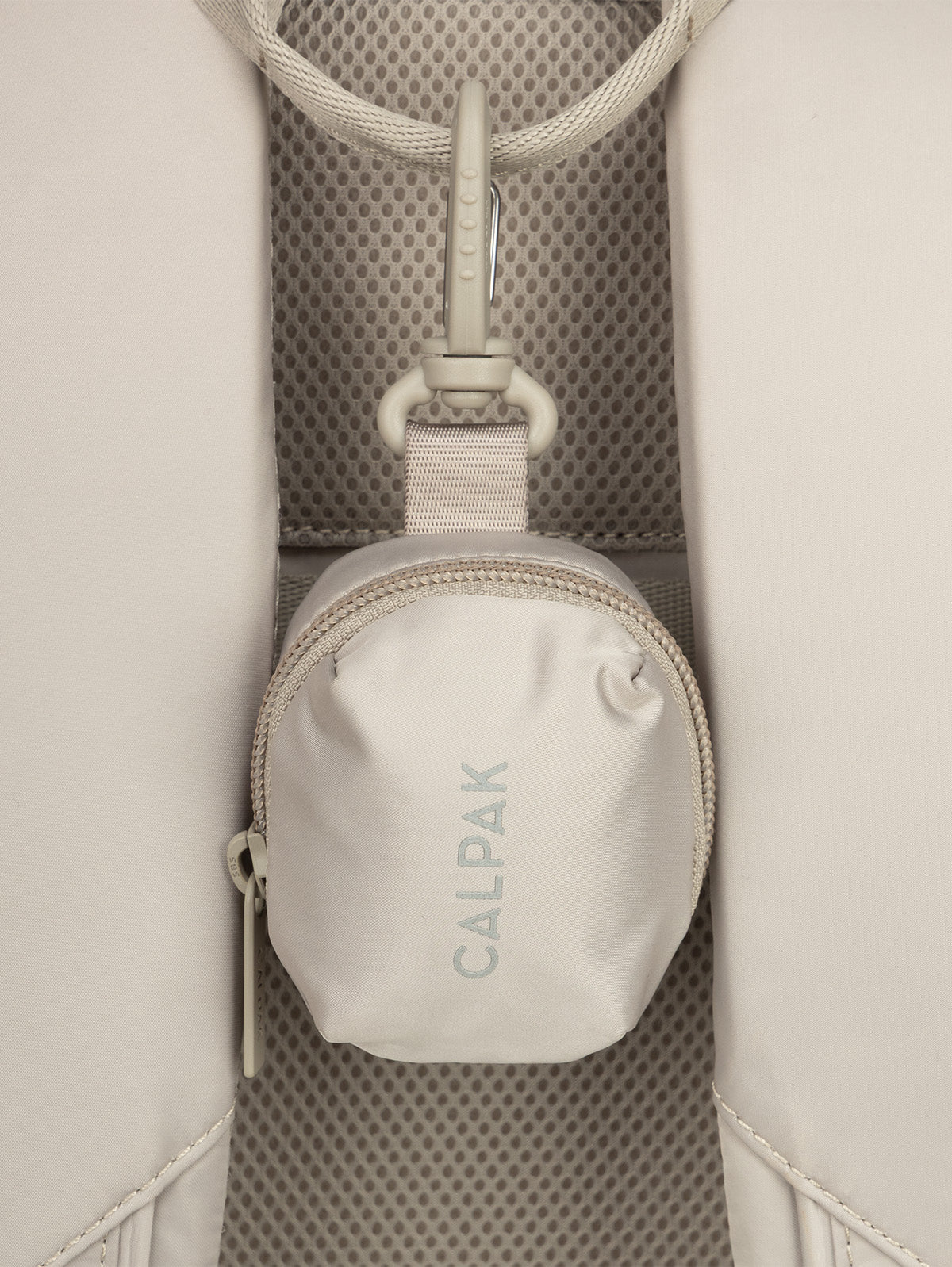 KPF2601_FIT-MINI-KEY-POUCH_GREIGE_2.jpg