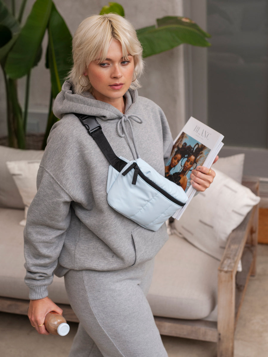 LUKA-BELT-BAG-MIST-LIFESTYLE-1_eebf311a-2cba-4963-8d55-7a64a2dedcc5.jpg