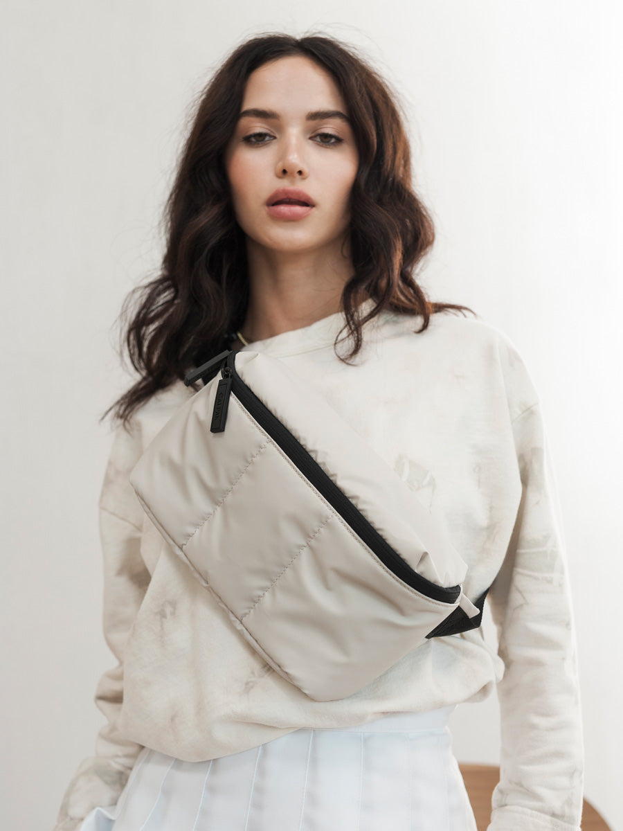 LUKA-MATTE-BELT-BAG-DOVE-GREY-LIFESTYLE2_a141c779-1d0d-4322-9a29-af71690c33e0.jpg