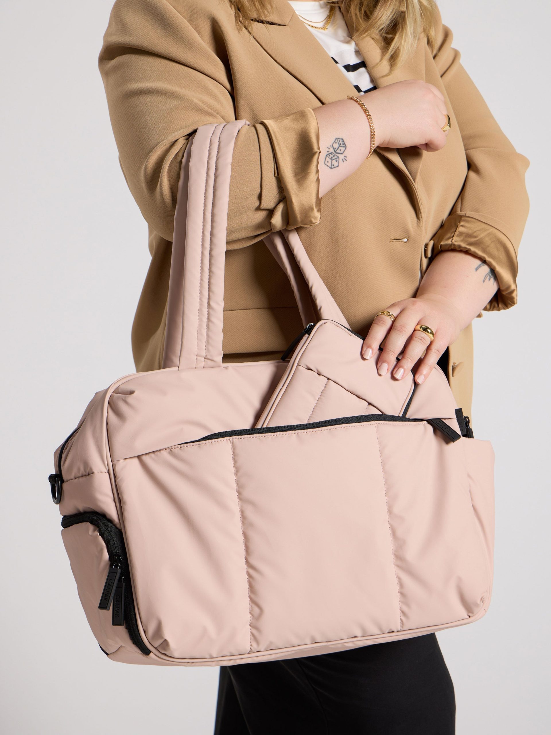 LUKA-ZIPPERED-PASSPORT-WALLET-LIFESTYLE1-ROSE-QUARTZ_9c0dc809-d987-4c46-a633-343a81478da5.jpg