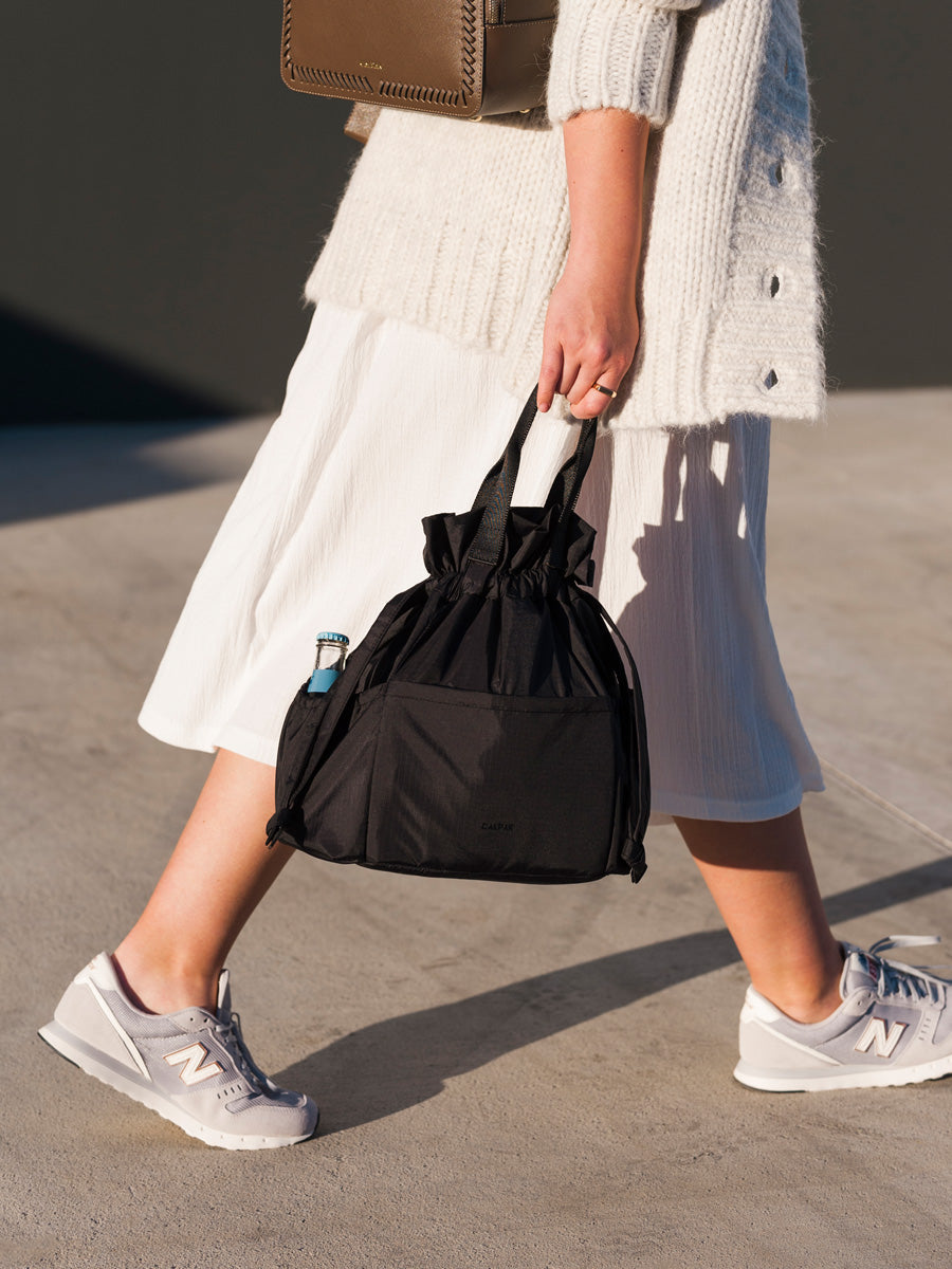 LUNCH_BAG_BLACK_LIFESTYLE2_df16b9db-661c-4e43-aca3-3c116fe15be0.jpg