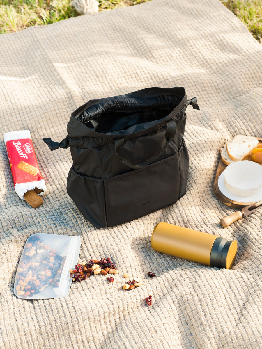 LUNCH_BAG_BLACK_LIFESTYLE3_04ccb13d-4dc2-453b-96bb-6f32583962e4.jpg
