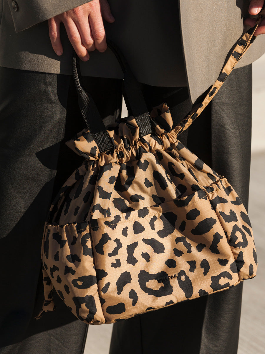LUNCH_BAG_CHEETAH_LIFESTYLE1_94bb455c-40e1-48a8-b1f9-a4e55f979e4f.jpg
