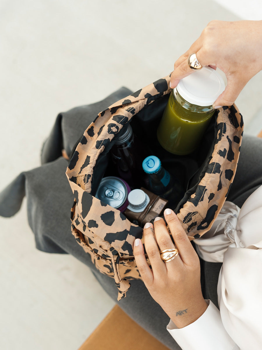 LUNCH_BAG_CHEETAH_LIFESTYLE2_022ea364-6d5c-4f2e-8a0a-81c3ad98853e.jpg