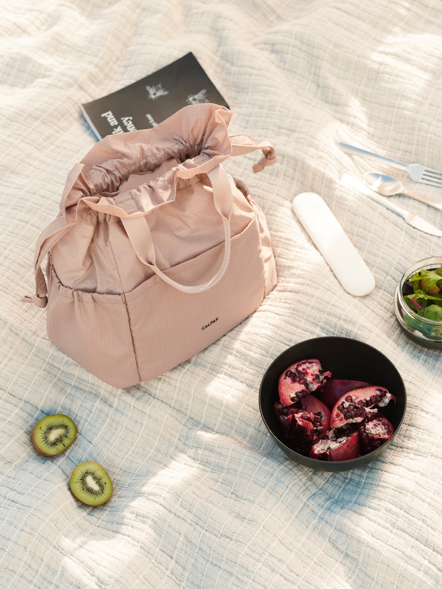 LUNCH_BAG_MAUVE_LIFESTYLE3_4e092492-42f1-4125-af9d-446a35103ece.jpg