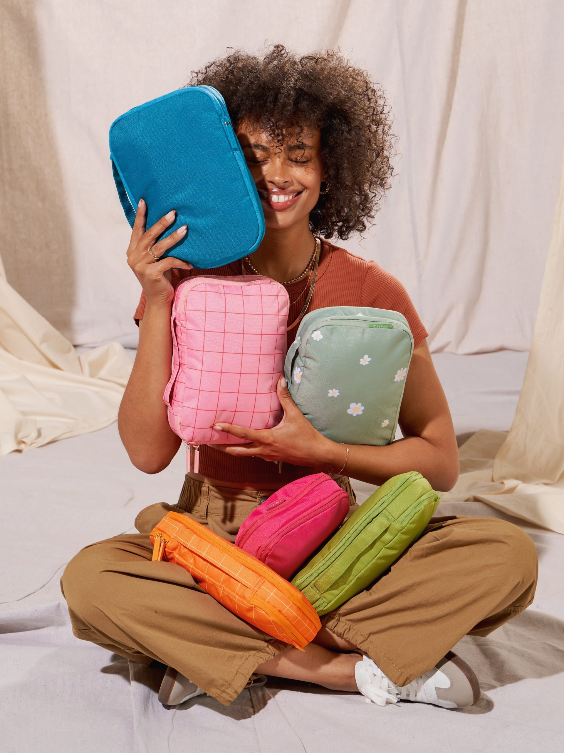 SMALL-COMPRESSION-PACKING-CUBES-2-PIECE-SET-LAGOON-LIFESTYLE1_386d176c-bbc1-4e27-9899-6f172a153980.jpg