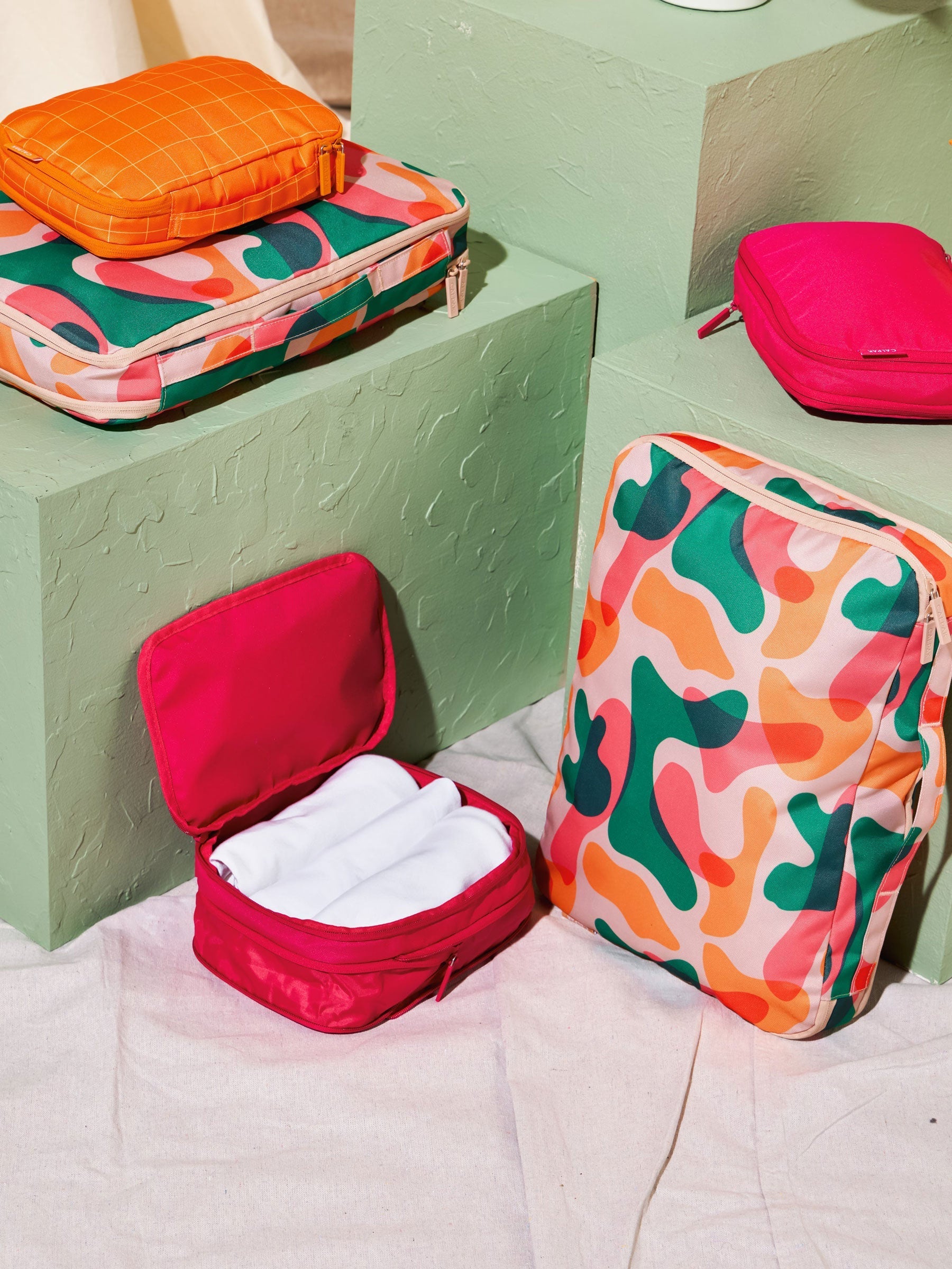 SMALL-COMPRESSION-PACKING-CUBES-2-PIECE-SET-LIFESTYLE1-DRAGONFRUIT_656ca1c0-a86f-4b29-9e47-2780ade13167.jpg
