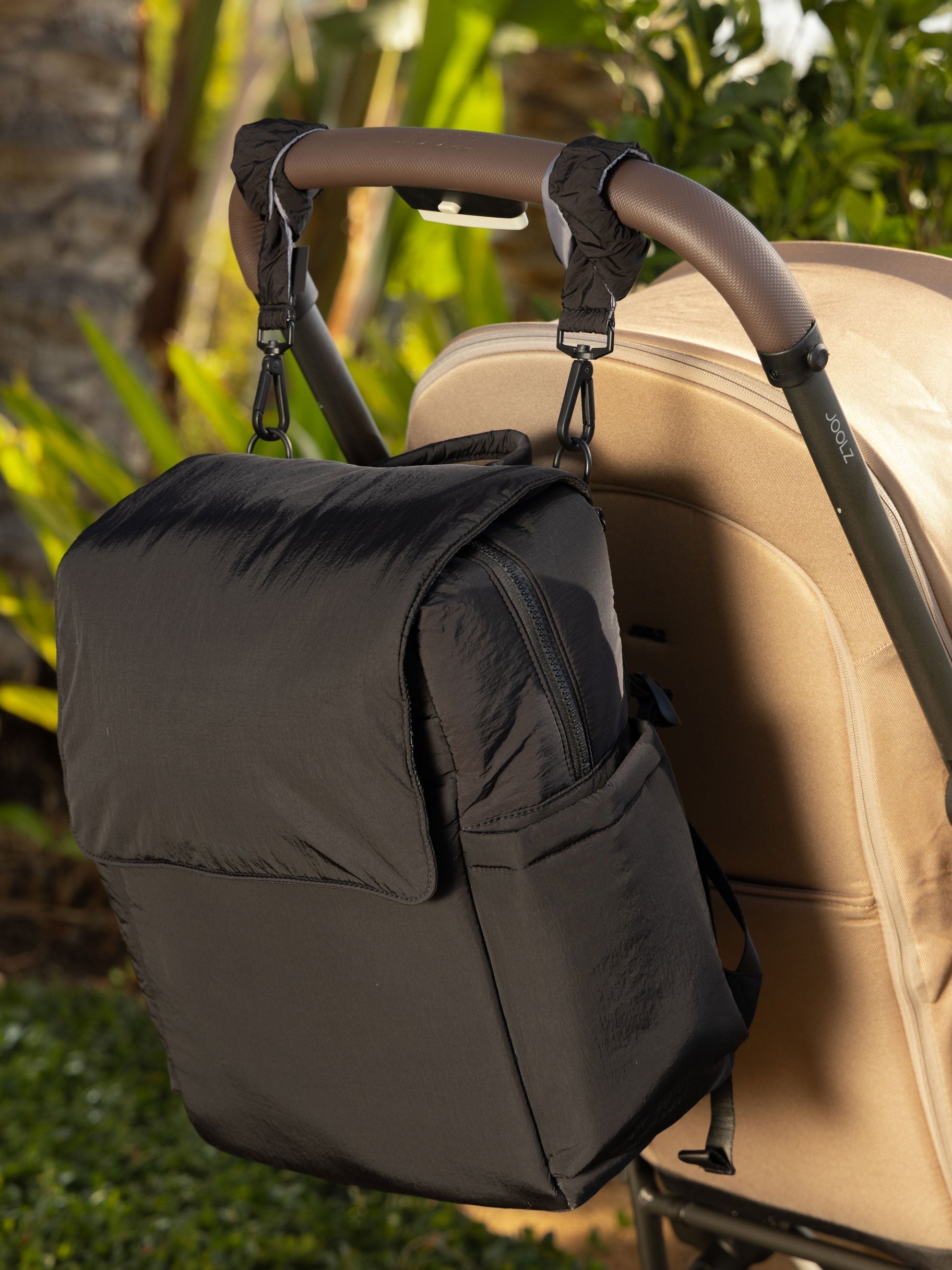 STROLLER-STRAPS-BLACK-LIFESTYLE1_87c356cc-2fa9-44fd-95c9-89dbf83c9377.jpg