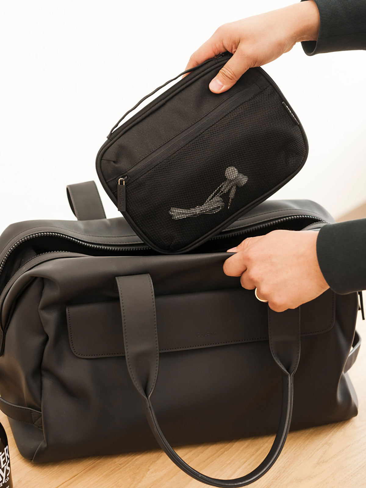 TECH_ORGANIZER_BLACK_LIFESTYLE2_d2952813-581f-4eb3-b24e-77a044f62411.jpg