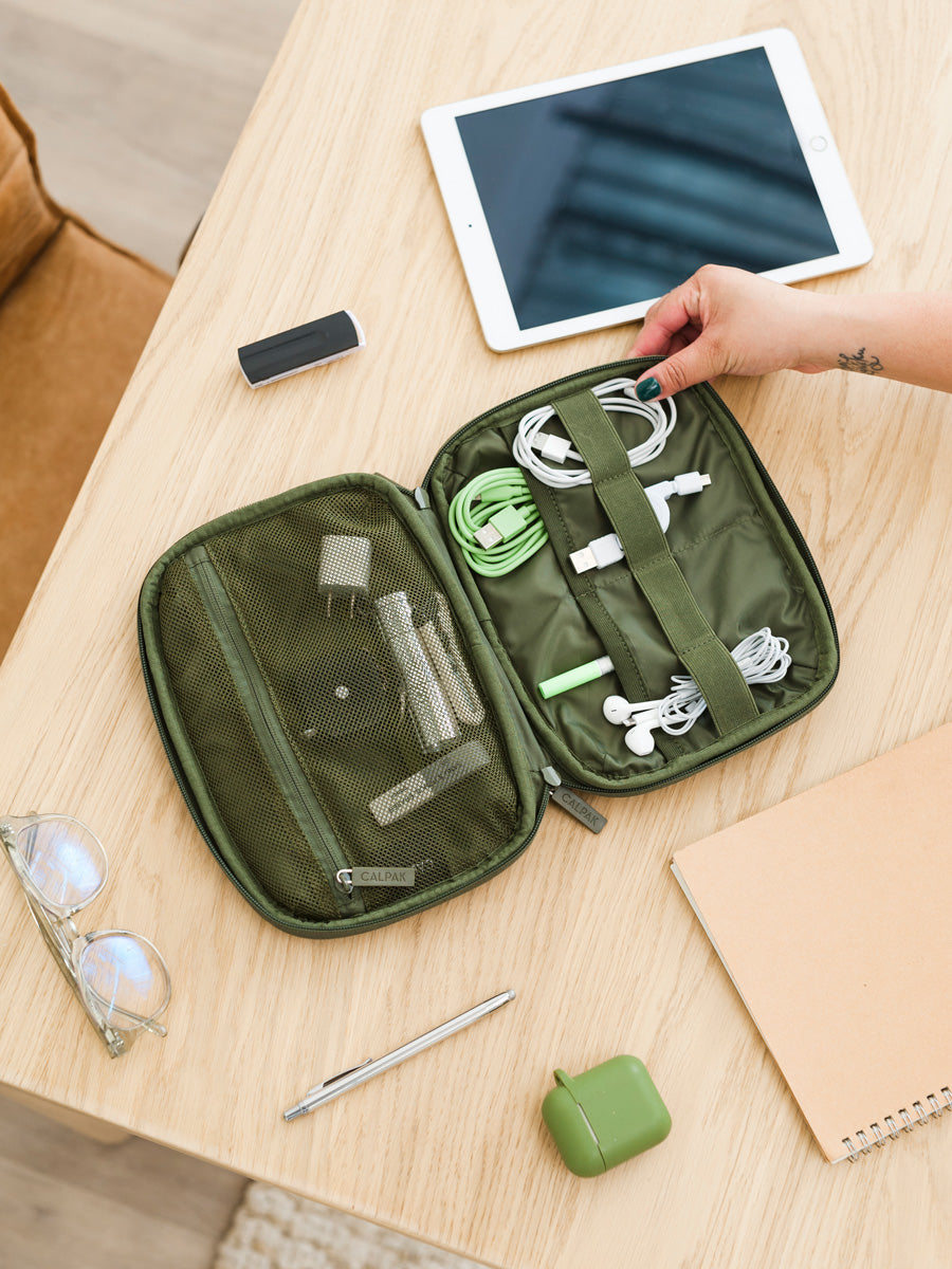 TECH_ORGANIZER_MOSS_LIFESTYLE1_6ed20273-0faa-4918-a67e-5f4cc30203e2.jpg