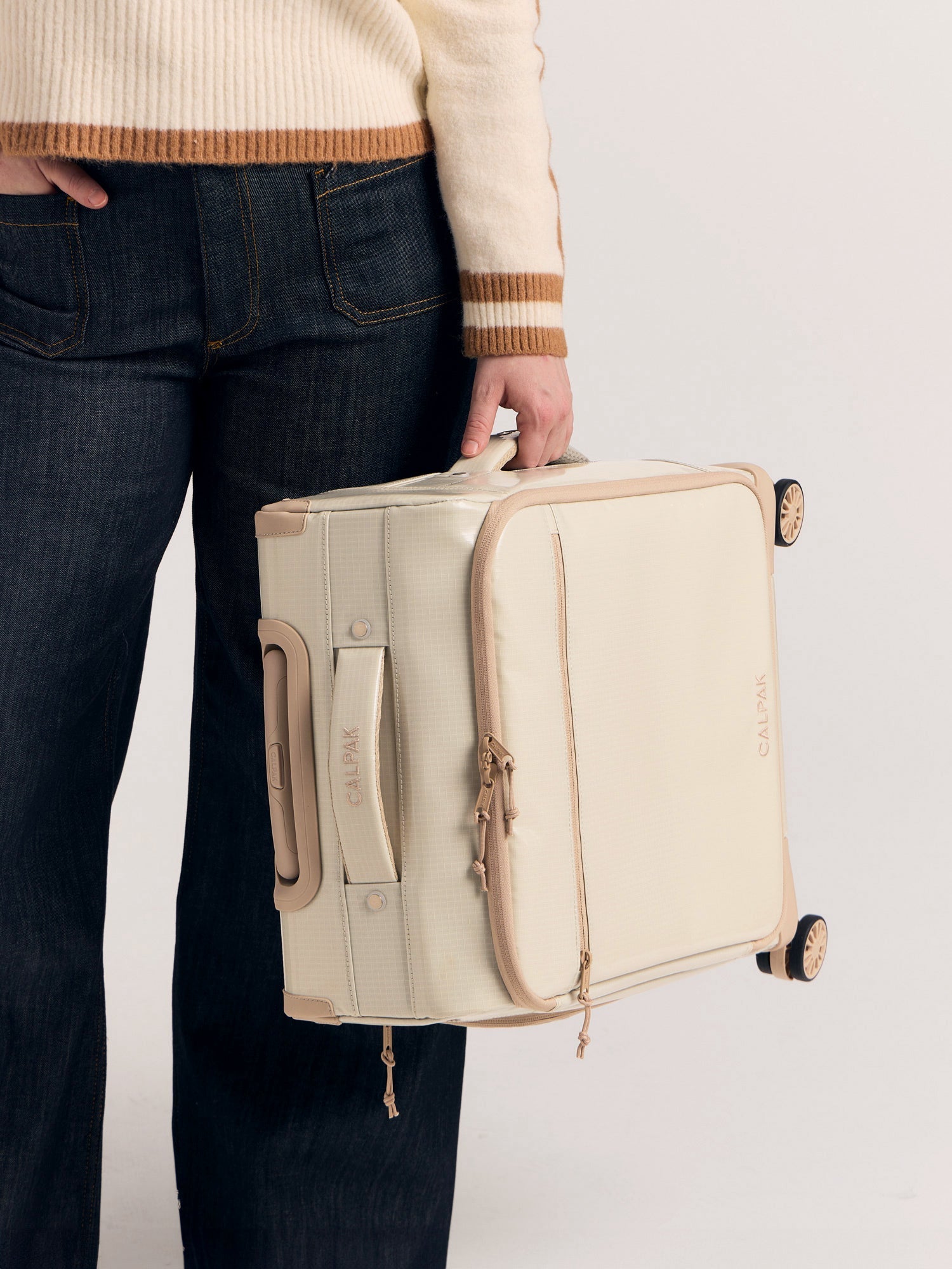 TERRA-35L-SOFT-SIDED-CARRY-ON-LUGGAGE-WHITE-SANDS-LIFESTYLE1_7ce52018-3ca9-4615-9f41-dbe27de41fc4.jpg