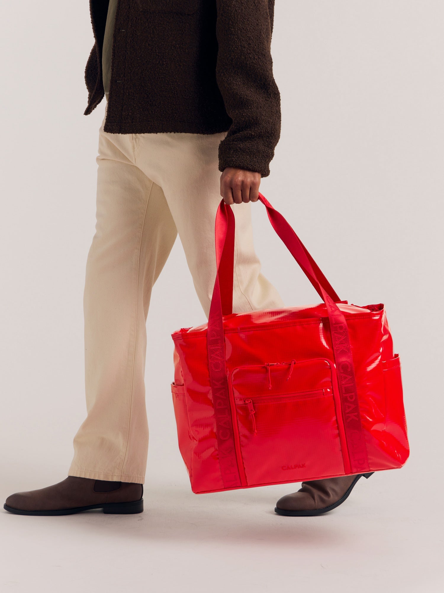 TERRA-35L-TOTE-FLAME-LIFESTYLE2-TTO2401-FLAME.jpg