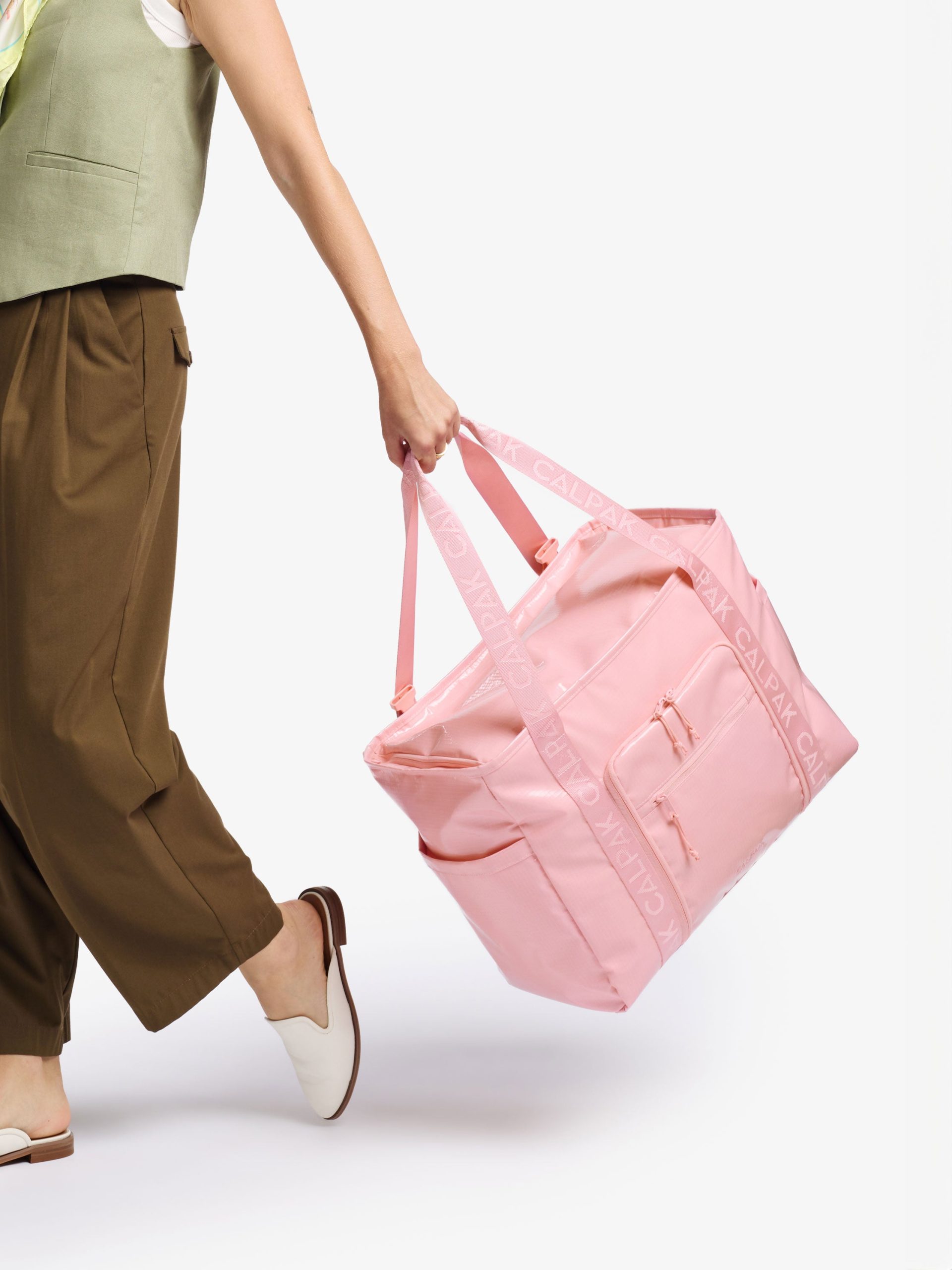 TERRA-35L-WATER-RESISTANT-ZIPPERED-TOTE-BAG-BLOSSOM-LIFESTYLE2_5d55f54c-d17a-4ea0-87f8-55e0b71181a3.jpg