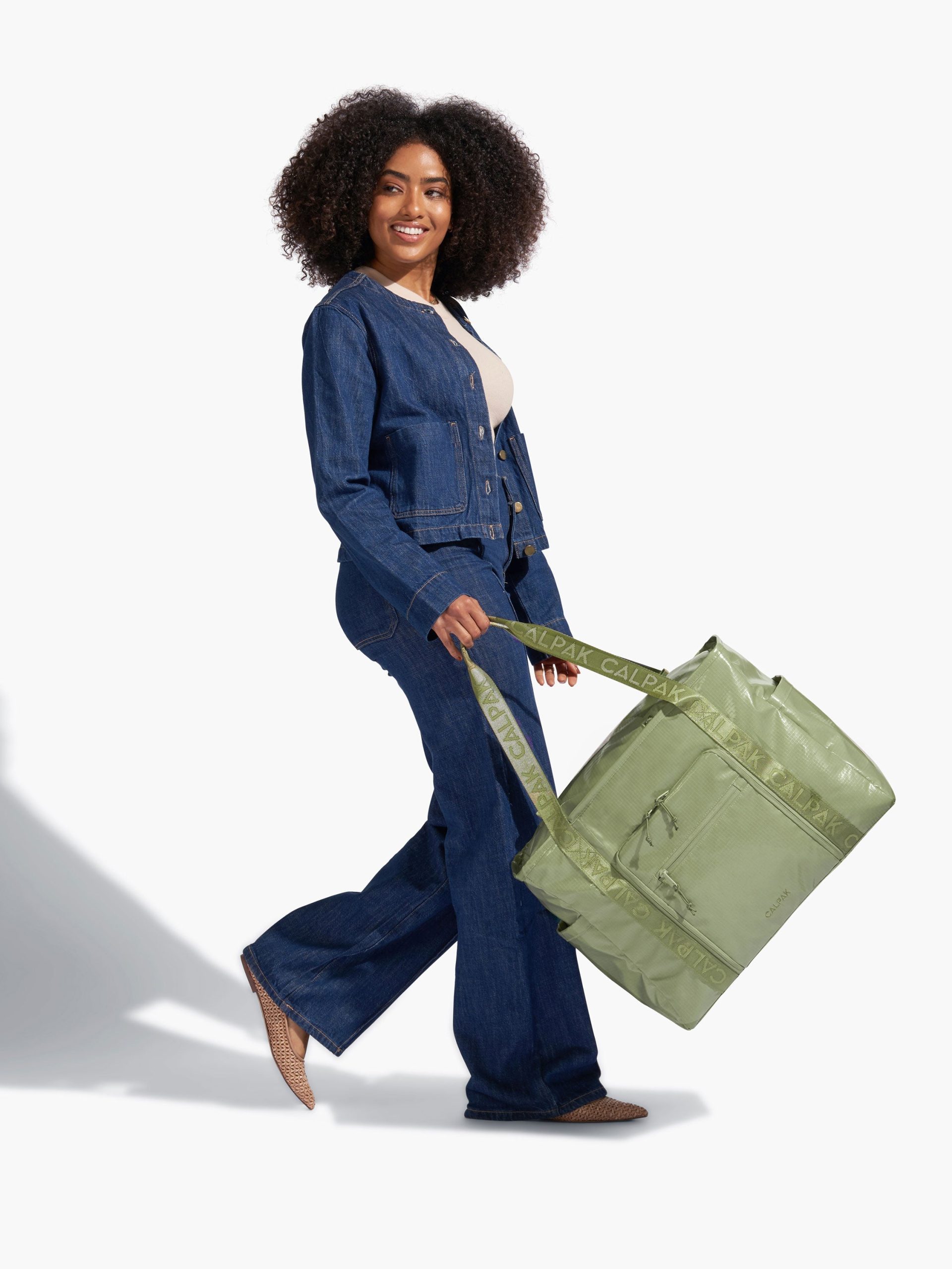 TERRA-35L-WATER-RESISTANT-ZIPPERED-TOTE-BAG-JUNIPER-LIFESTYLE1_babddfaf-fadf-46fc-b441-19fb0f8e257f.jpg