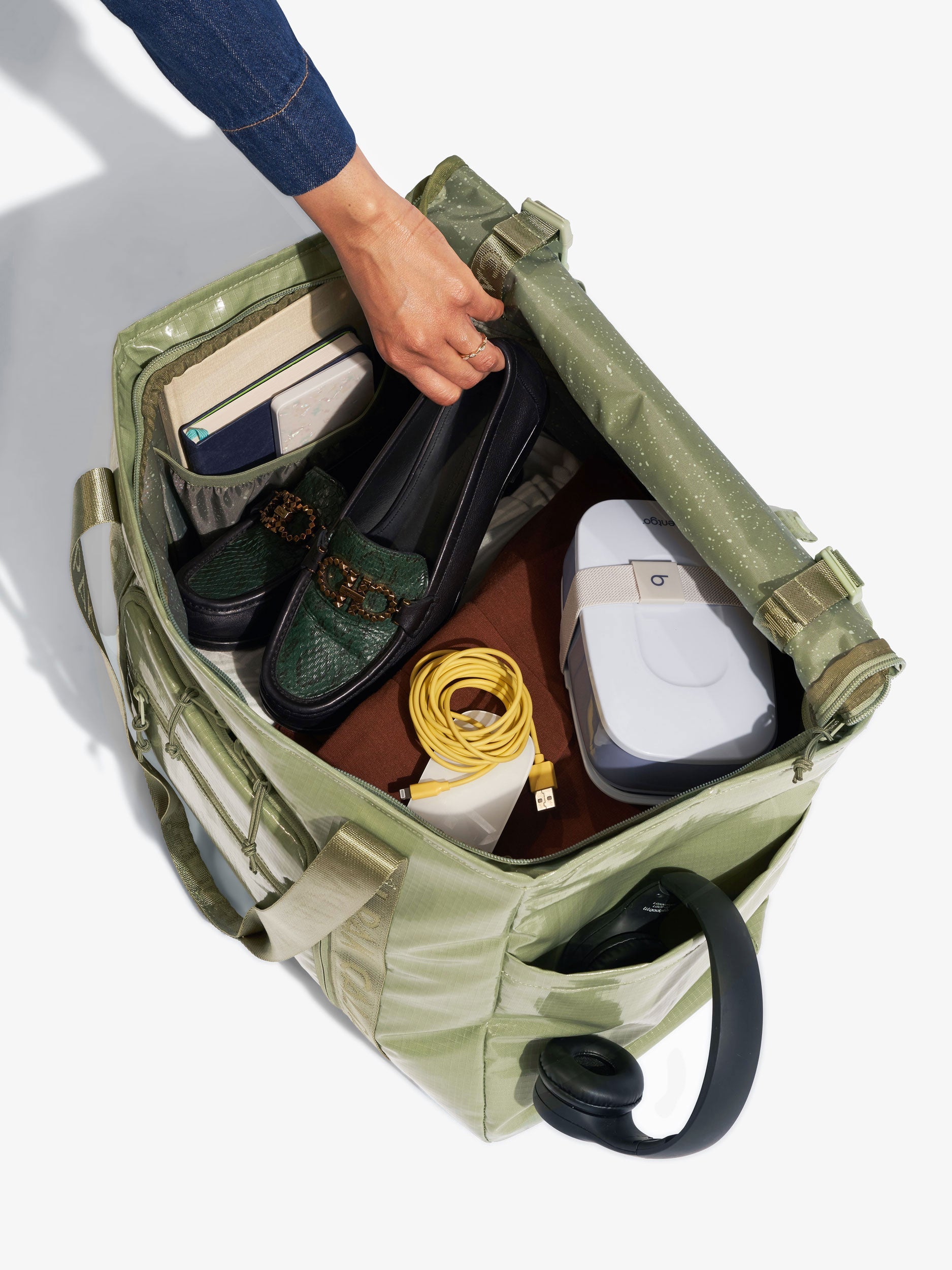 TERRA-35L-WATER-RESISTANT-ZIPPERED-TOTE-BAG-JUNIPER-LIFESTYLE2_5c01b8f8-e2ed-4cd3-b639-45f1d397b313.jpg