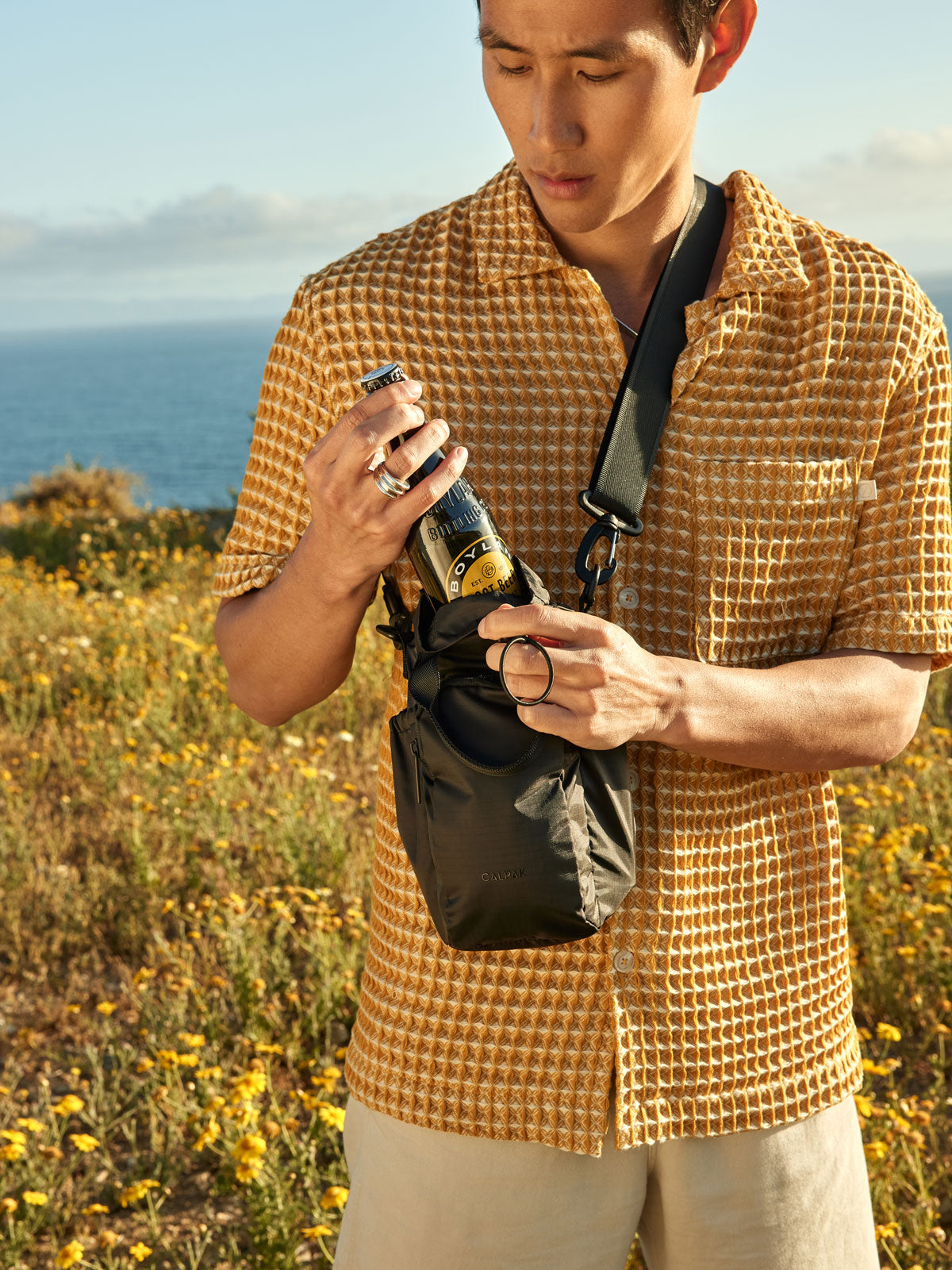 WATER-BOTTLE-HOLDER-BLACK-LIFESTYLE1_4e0fa26e-a1c6-4262-8b16-b23d7c494ec8.jpg