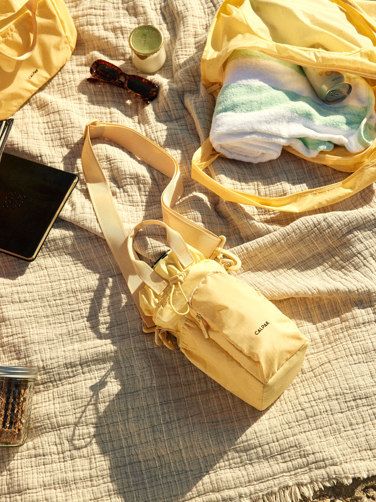 WATER-BOTTLE-HOLDER-LEMONADE-LIFESTYLE1_f754e5b6-2b6e-41b7-9986-7b9bbfa66418.jpg