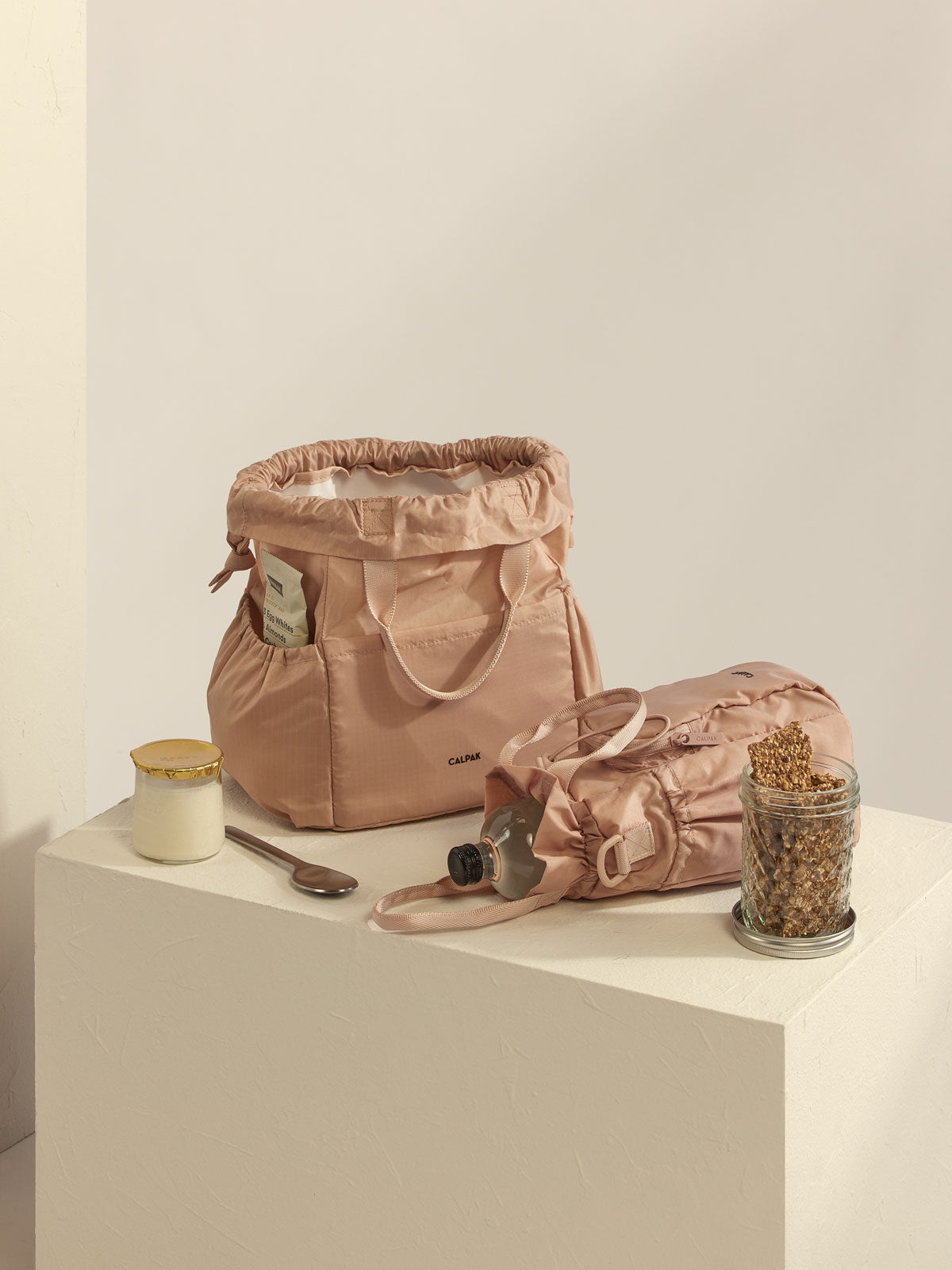 WATER-BOTTLE-HOLDER-MAUVE-LIFESTYLE2_cfdef572-0ef1-41a8-9757-1a478149e14e.jpg