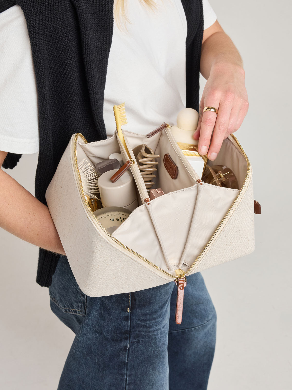 WEB_COLETTE_LAY-FLAT-TOILETRY-BAG_NATURAL-BROWN.jpg