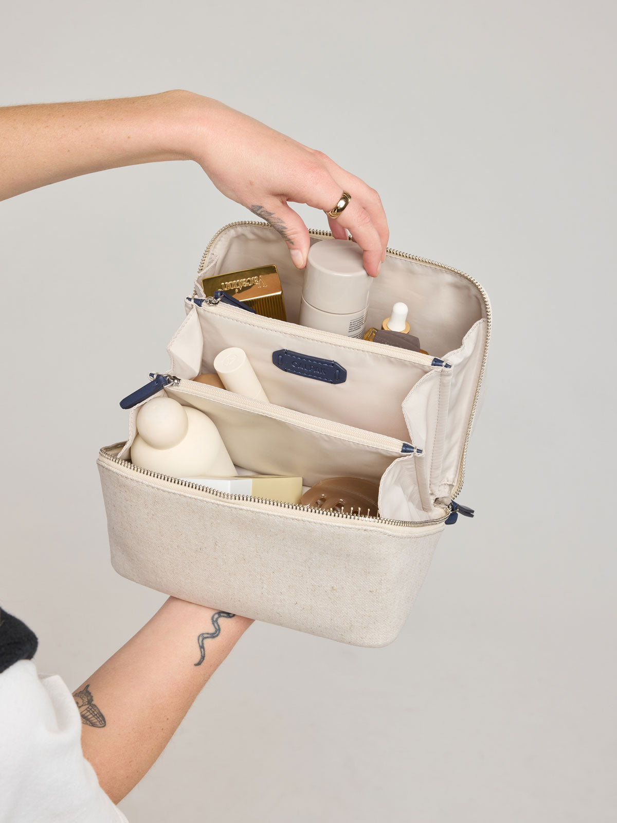 WEB_COLETTE_LAY-FLAT-TOILETRY-BAG_NATURAL-NAVY.jpg