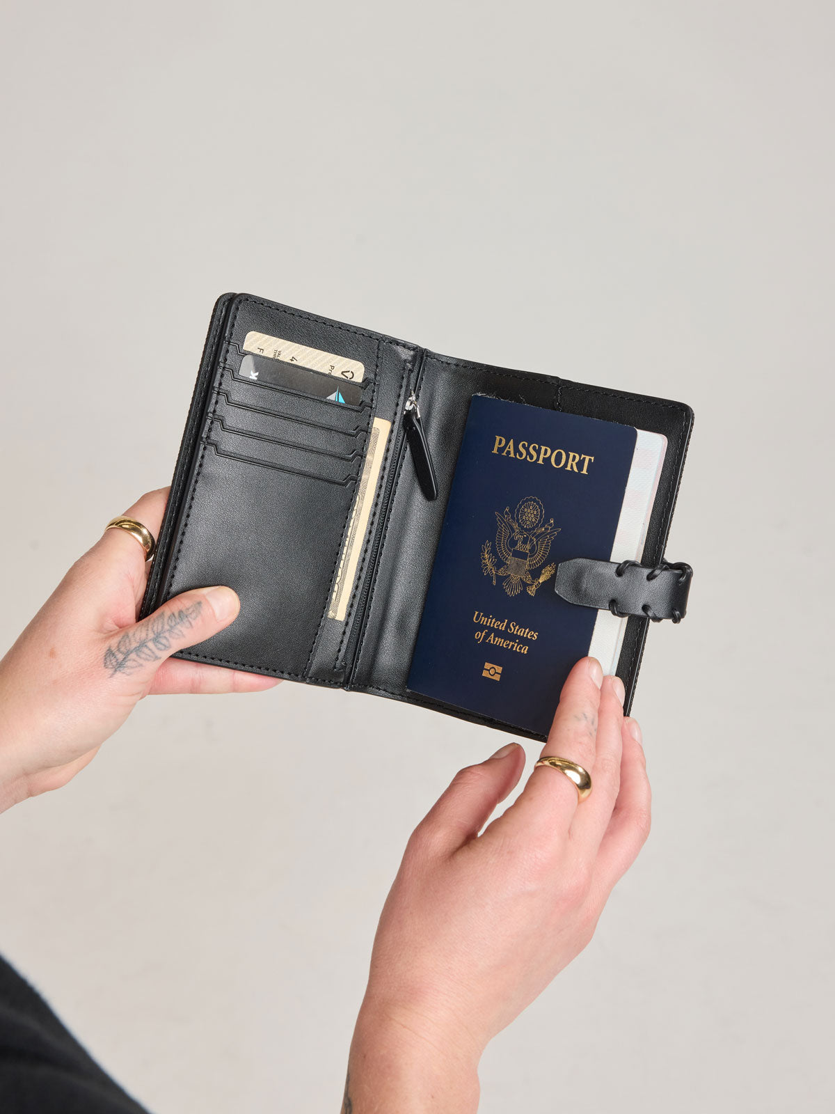WEB_COLETTE_PASSPORT-WALLET_BLACK.jpg