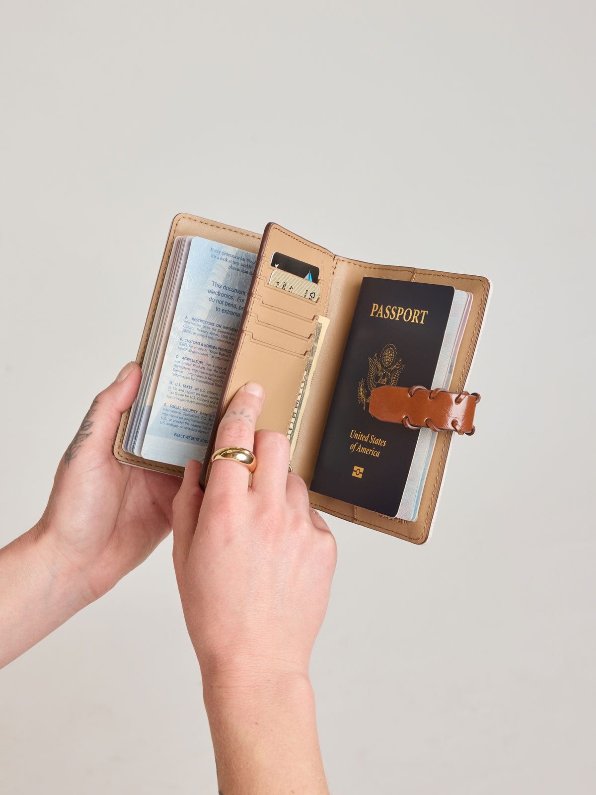 WEB_COLETTE_PASSPORT-WALLET_NATURAL-BROWN.jpg