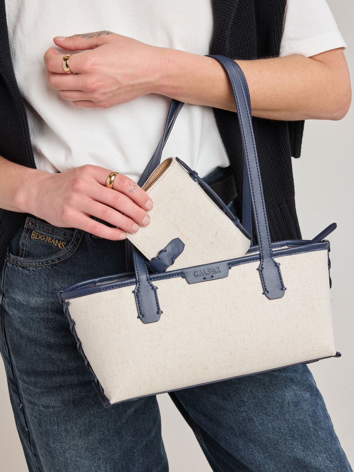 WEB_COLETTE_PASSPORT-WALLET_NATURAL-NAVY.jpg