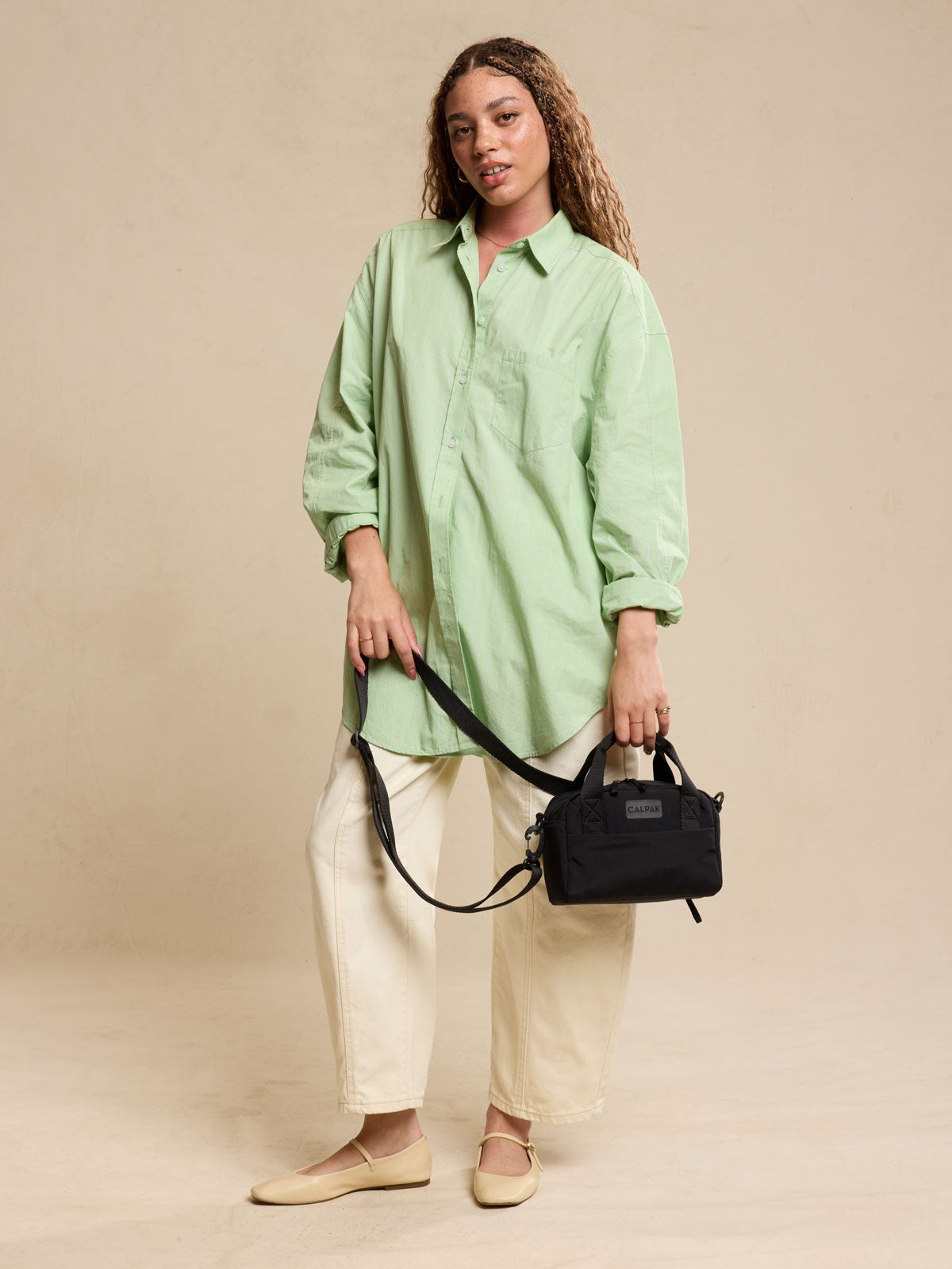 WEB_CONNECT-CROSSBODY_BLACK_LIFESTYLE.jpg